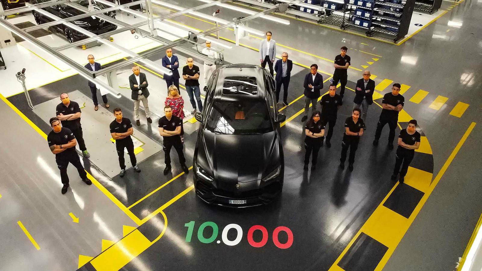 Οι άνθρωποι στο εργοστάσιο της φίρμας γιόρτασαν το εν λόγω γεγονός, ποζάροντας δίπλα στο ισχυρό SUV.