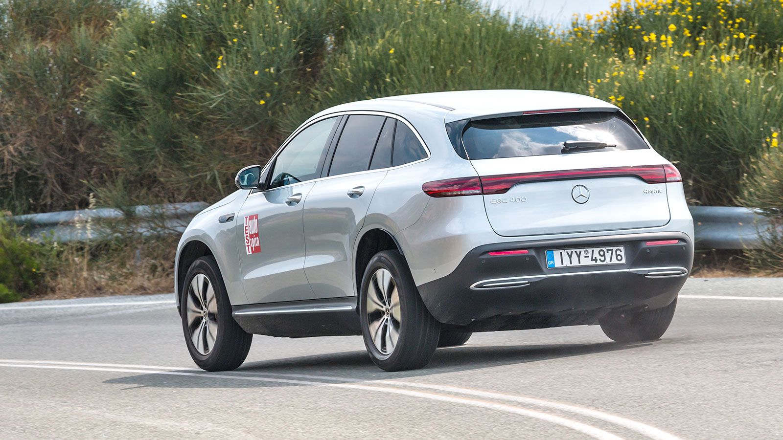 Η Mercedes EQC είναι ιδιαίτερα άνεση και επιδεικνύει κορυφαία επίπεδα ποιότητας κύλισης και ηχομόνωσης στο δρόμο.
