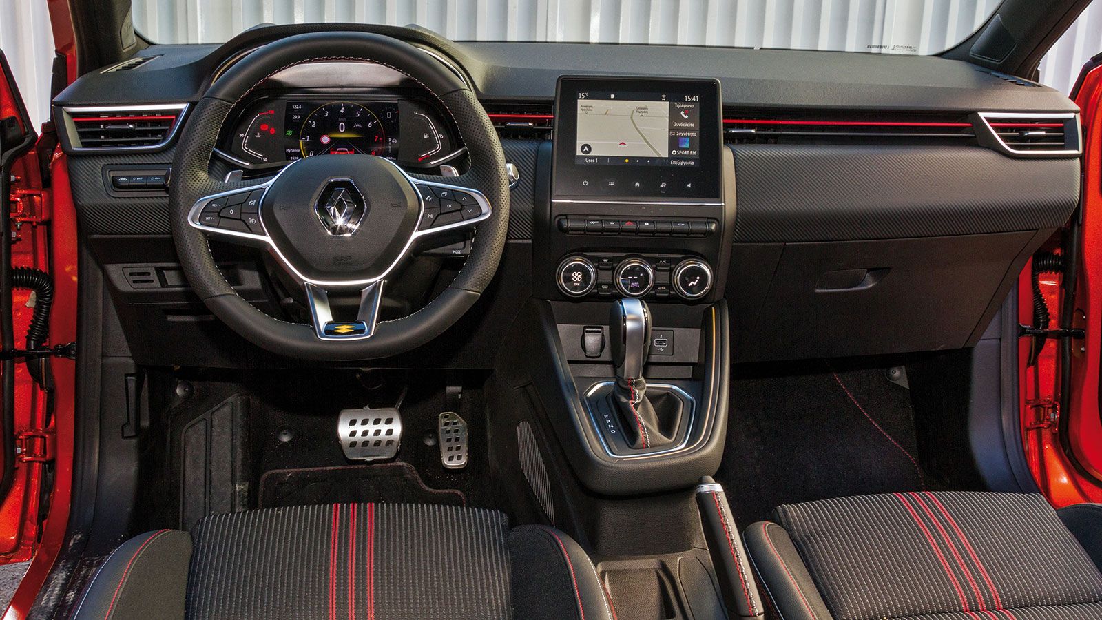 Renault Clio RS-Line 
Χτυπητές οι σπορτίφ πινελιές του πακέτου RS-Line στην ποιοτική και πρακτική καμπίνα του Renault Clio με τα 130 άλογα.