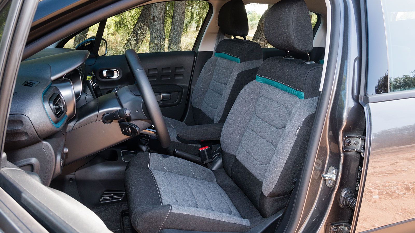 Βασική αλλαγή τα αναπαυτικά καθίσματα 
Advanced Comfort τα οποία διαθέτουν ειδικό αφρώδες και διαβαθμισμένης σκληρότητας υλικό στην πάνω επιφάνειά το