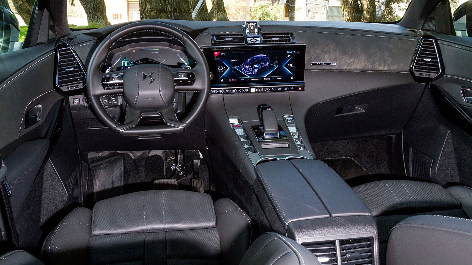 Το DS 7 Crossback απευθύνεται στους 
εταιρικούς χρήστες που αναζητούν την άνεση, την πολυτέλεια και την διαφοροποίηση από τα premium τετριμένα.