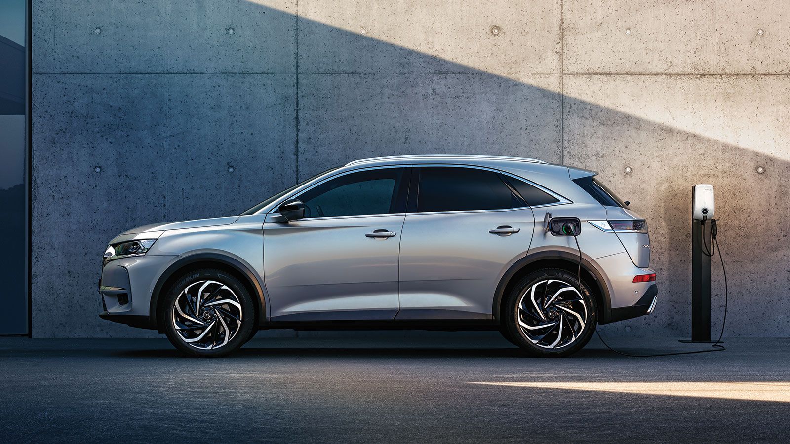 Το DS7 Crossback E-Tense χρησιμοποιεί 2 ηλεκτροκινητήρες με συνολική απόδοση 300 ίππων και είναι τετρακίνητο.