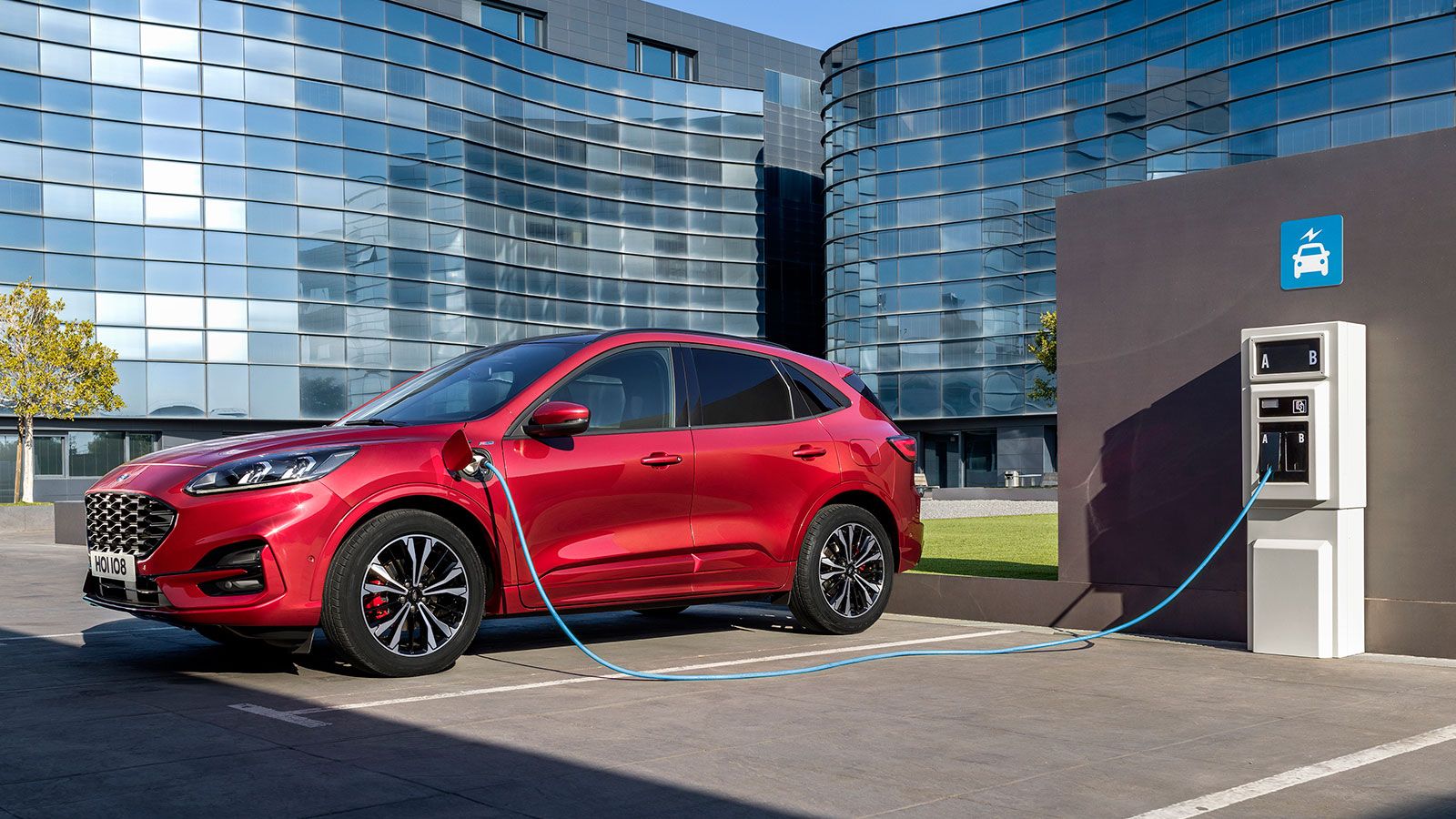 Το νέο Ford Kuga διατηρεί τον οδηγοκεντικό του χαρακτήρα και τον συνδυάζει με premium χαρακτηριστικά. Ατού του: Οδηγική ευχαρίστηση με ελάχιστη κατανά