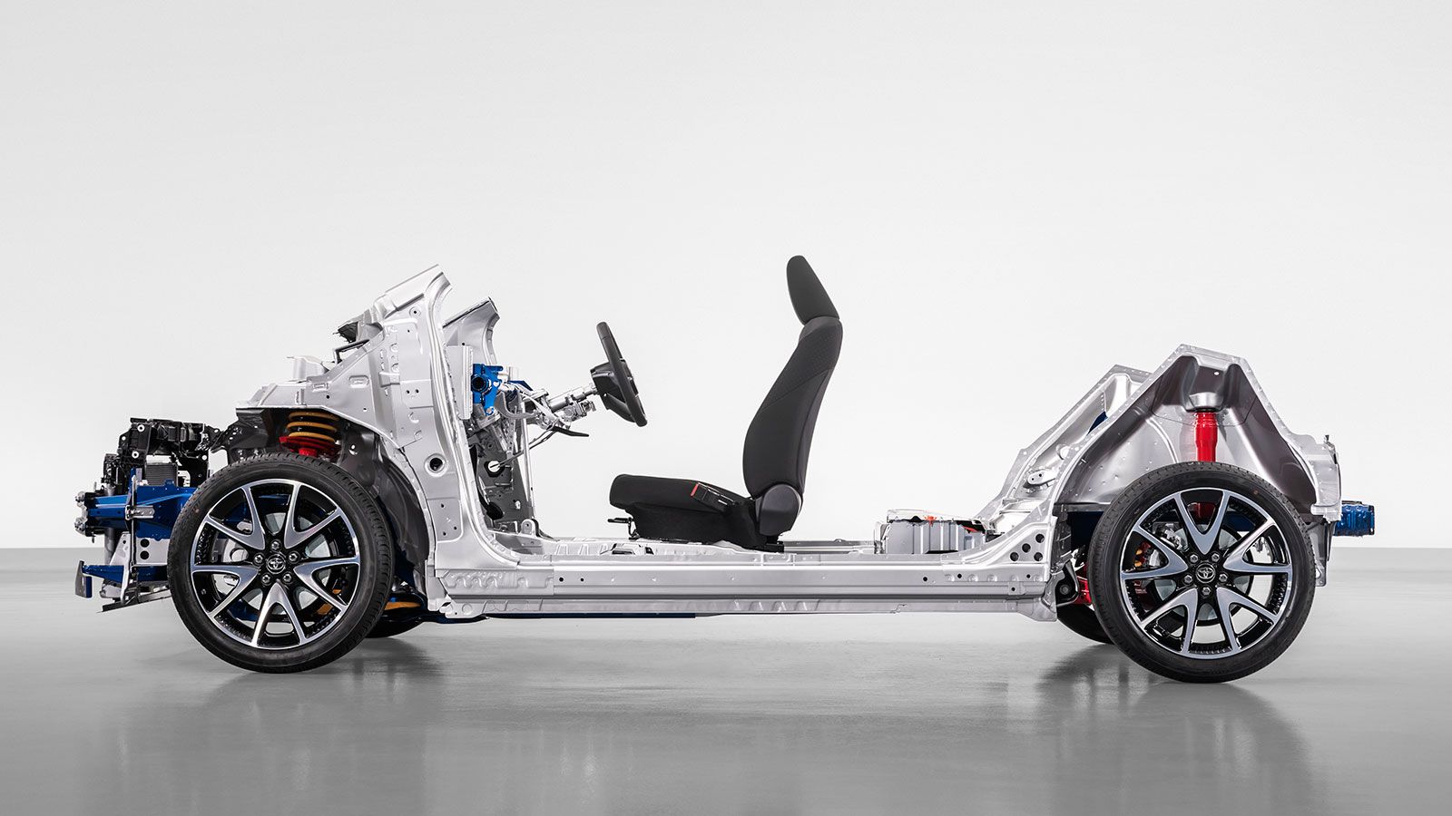 Κτισμένο στη νέα πλατφόρμα GA-B, το νέο Yaris έρχεται με χαμηλότερο κέντρο βάρους, κορυφαία ακαμψία και καλύτερες κατανομές βαρών υποσχόμενο τονισμένα