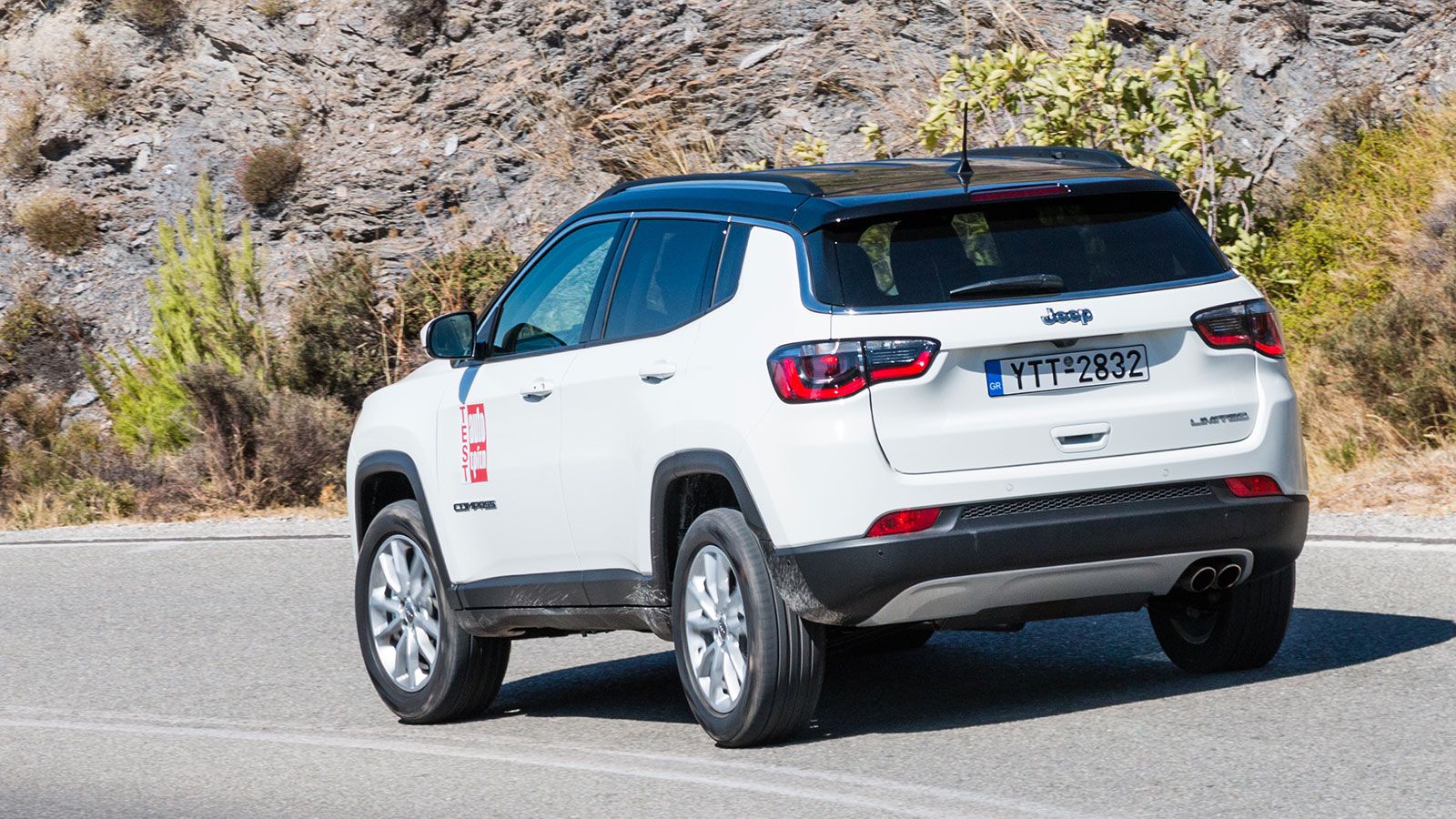 Το Jeep Compass είναι άνετο χωρίς να επηρεάζεται η συμπεριφορά του από τις κλίσεις του, με τα νέα αμορτισέρ FSD να φροντίζουν γιΆαυτό.
