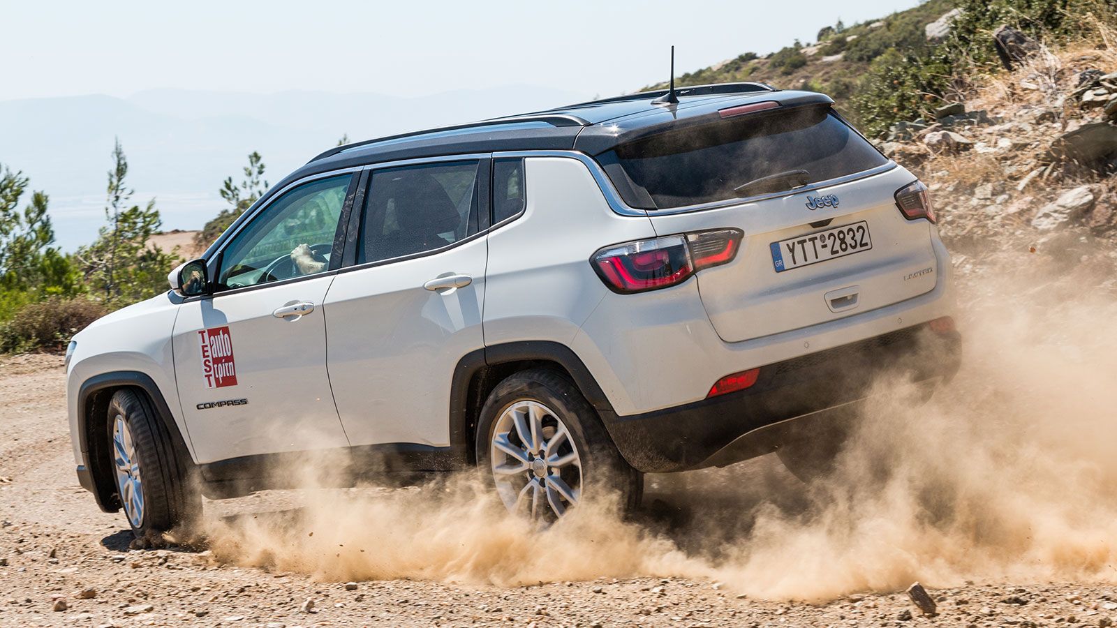 Ως Jeep και αν και δικίνητο, το Compass έχει αυξημένες σε σχέση με τον ανταγωνισμό δυνατότητες σε εκτός δρόμου διαδρομές.
