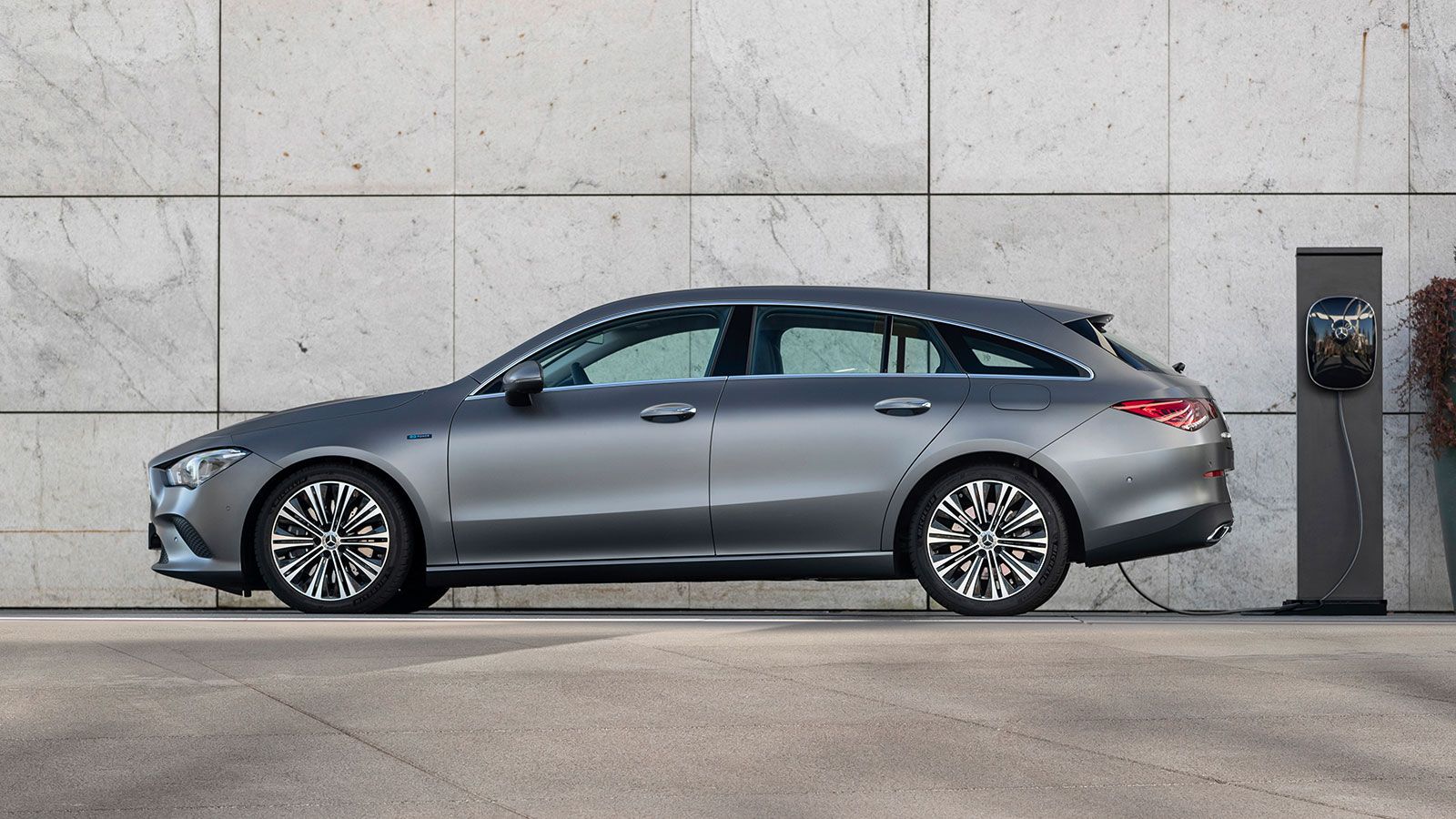 Ιδιαίτερη σχεδιαστικά είναι η Shooting Brake εκδοχή της CLA. Δε γίνεται να μη γυρίσεις το κεφάλι σου όταν τη δεις. 