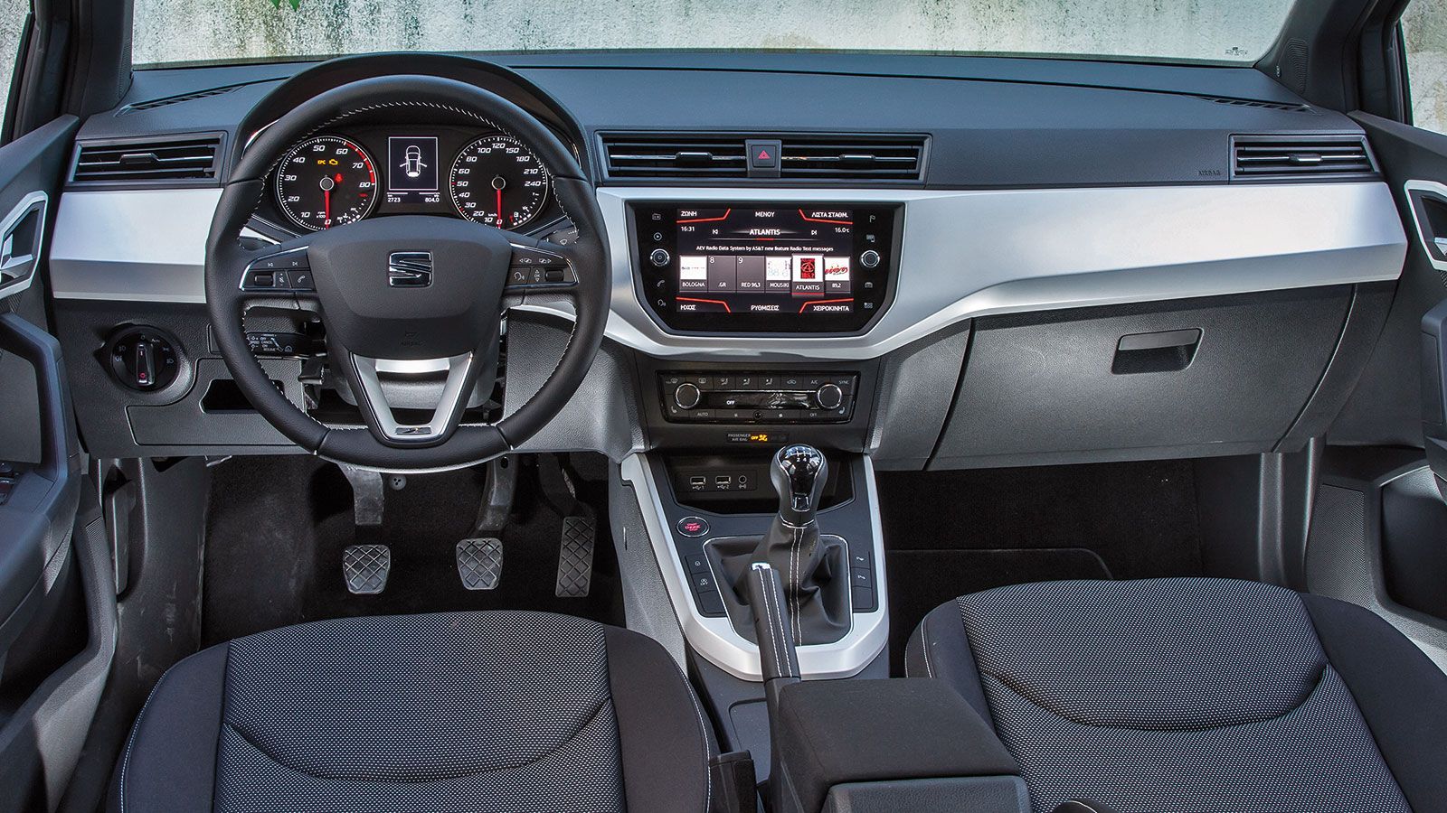 Το εσωτερικό του SEAT Arona παραπέμπει στο Ibiza. Είναι έτσι νεανικό και όμορφο αλλά και καλό ποιοτικά παρά τα σκληρά υλικά.