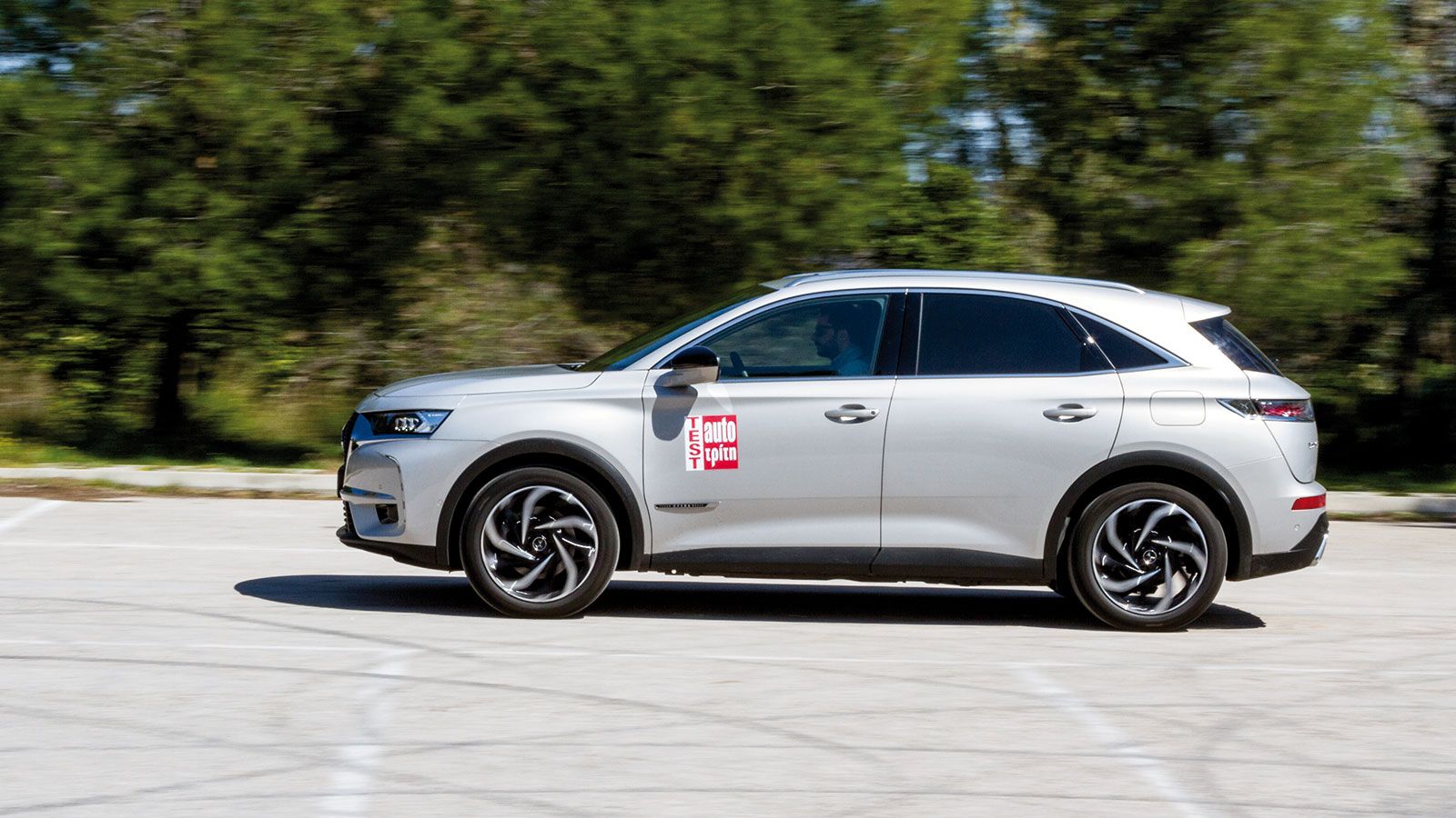 To DS 7 Crossback E-Τense επιταχύνει σαν αληθινό sportscar αλλά χρειάζεται κατά μέσο όρο πολύ λιγότερο καύσιμο για να κινηθεί. 
