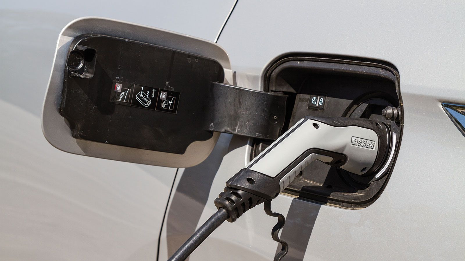 Η μπαταρία έχει ενέργεια 13,2 kWh και εγγύηση 8 ετών. Η φόρτιση από την πρίζα διαρκεί από 1 ώρα και 45 λεπτά έως και οκτώ ώρες, ανάλογα την πηγή φόρτι