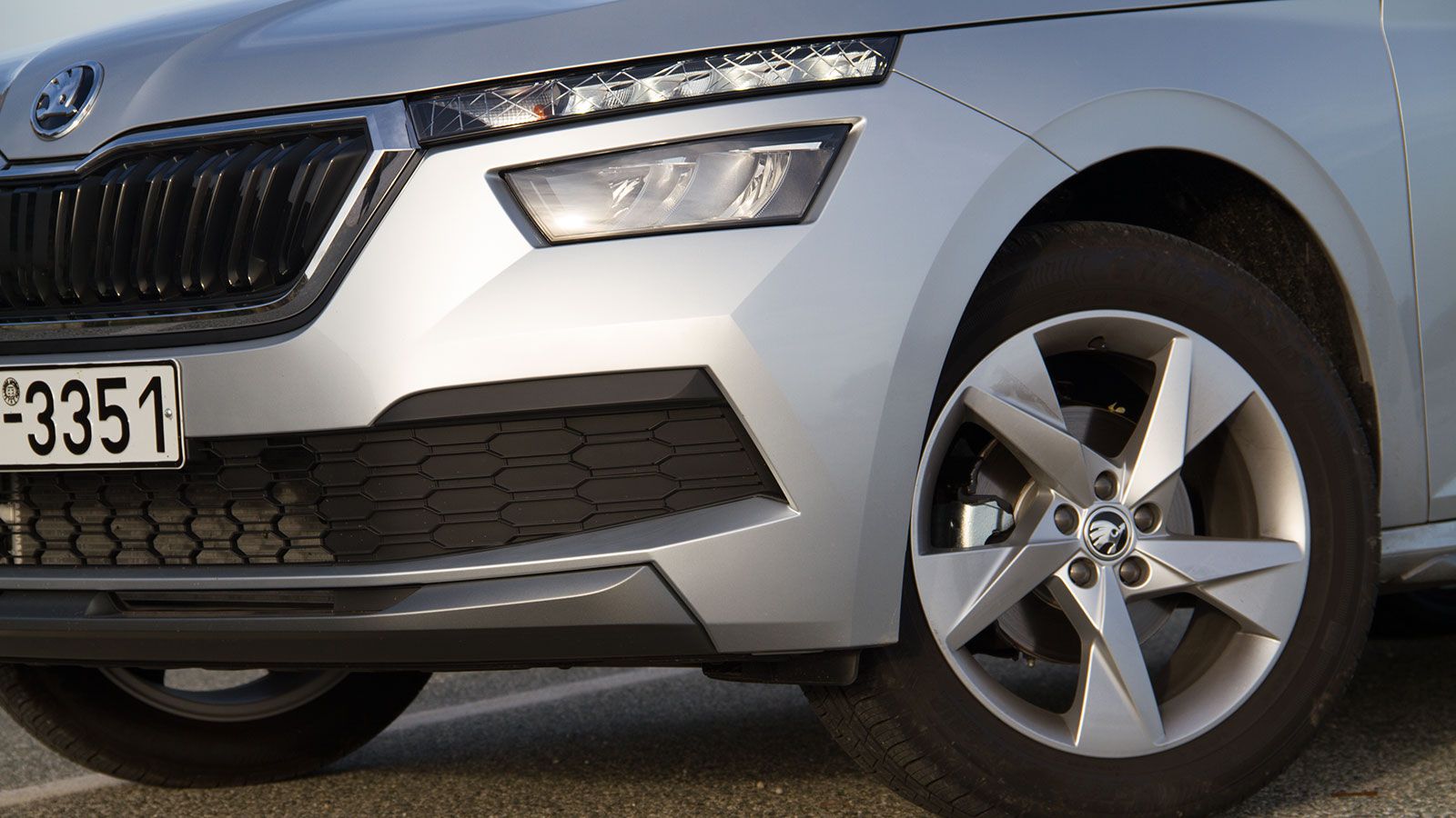 Στο Kamiq κυριαρχούν οι μεγάλες γυάλινες επιφάνειες και οι «καθαρές» γραμμές, με τις ακμές στο πλάι να δίνουν μια νότα δυναμισμού και τα μπροστά φώτα 