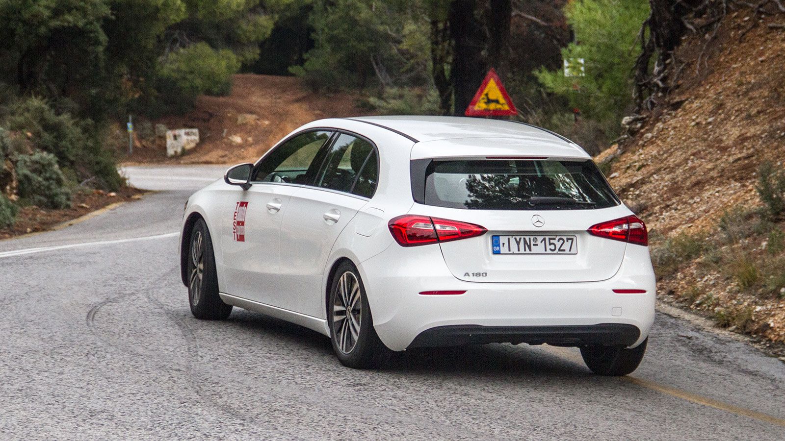 Η Α 160 διακρίνεται για την στιβαρότητα και την σιγουριά που μεταδίδει στον οδηγό της. Παρά μάλιστα την σφιχτή ανάρτηση, παραμένει άνετη και με υψηλή 
