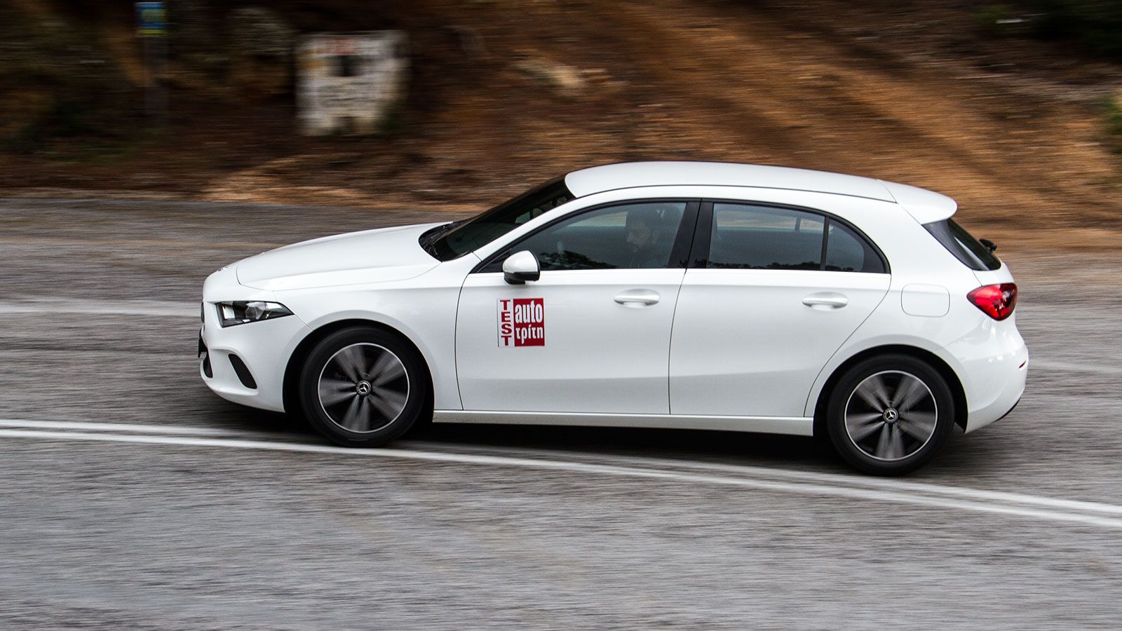 Η A-Class εξοπλίζεται με τετρακύλινδρο σύνολο 1,3 λτ., το οποίο εντυπωσιάζει με τον πολιτισμένο του χαρακτήρα και την ελαστικότητα από χαμηλές στροφές