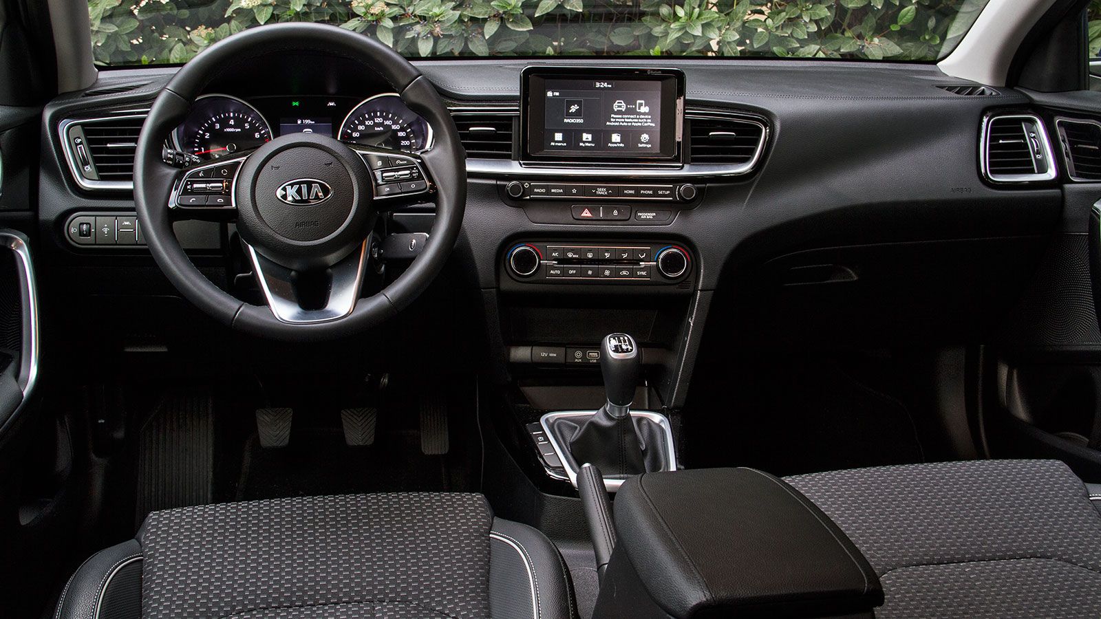 Κάπως μουντός διάκοσμος και 7 ιντσών οθόνη, αλλά πολύ καλή ποιότητα υλικών και κατασκευής στο εσωτερικό του Kia CΕΕD. Η έκδοση GT Line έχει σπορτίφ πι