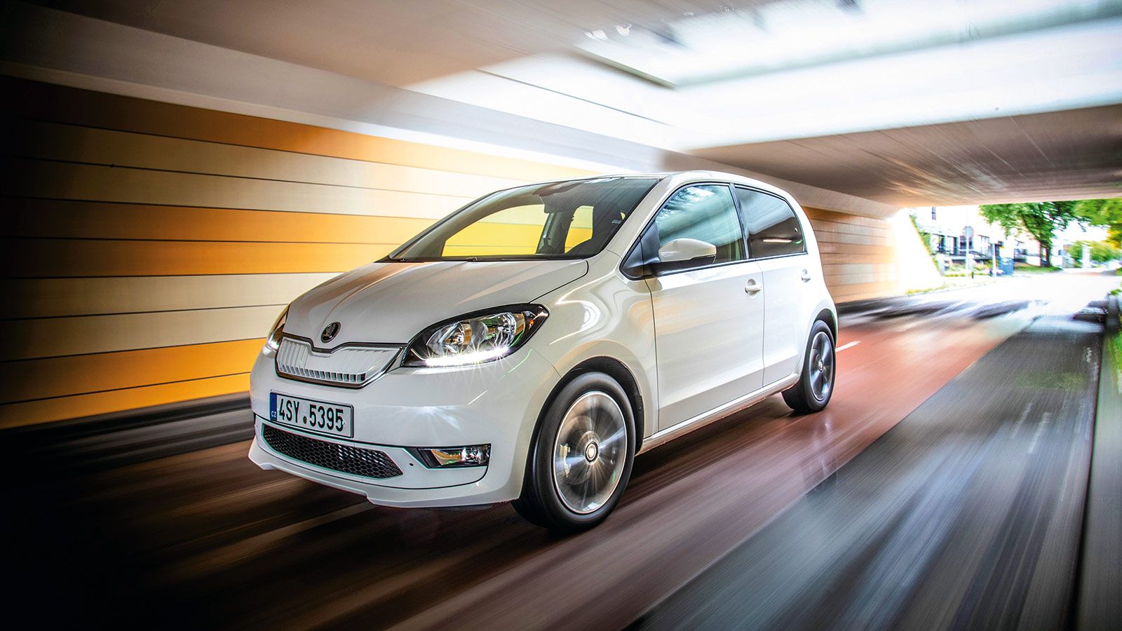Skoda Citigo e iV
Είναι το πρώτο ηλεκτρικό μοντέλο της μάρκας. Έχει αυτονομία 265 χλμ. και η τιμή του στην Ελλάδα είναι 19.800 ευρώ.
