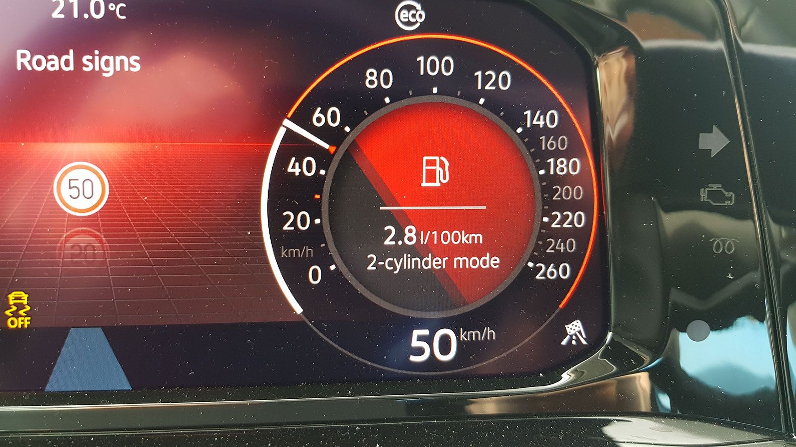 Ξεχωρίζουν οι 2 οθόνες, μία αντί πίνακα οργάνων και μία 8,25 ιντσών για τα πολυμέσα.