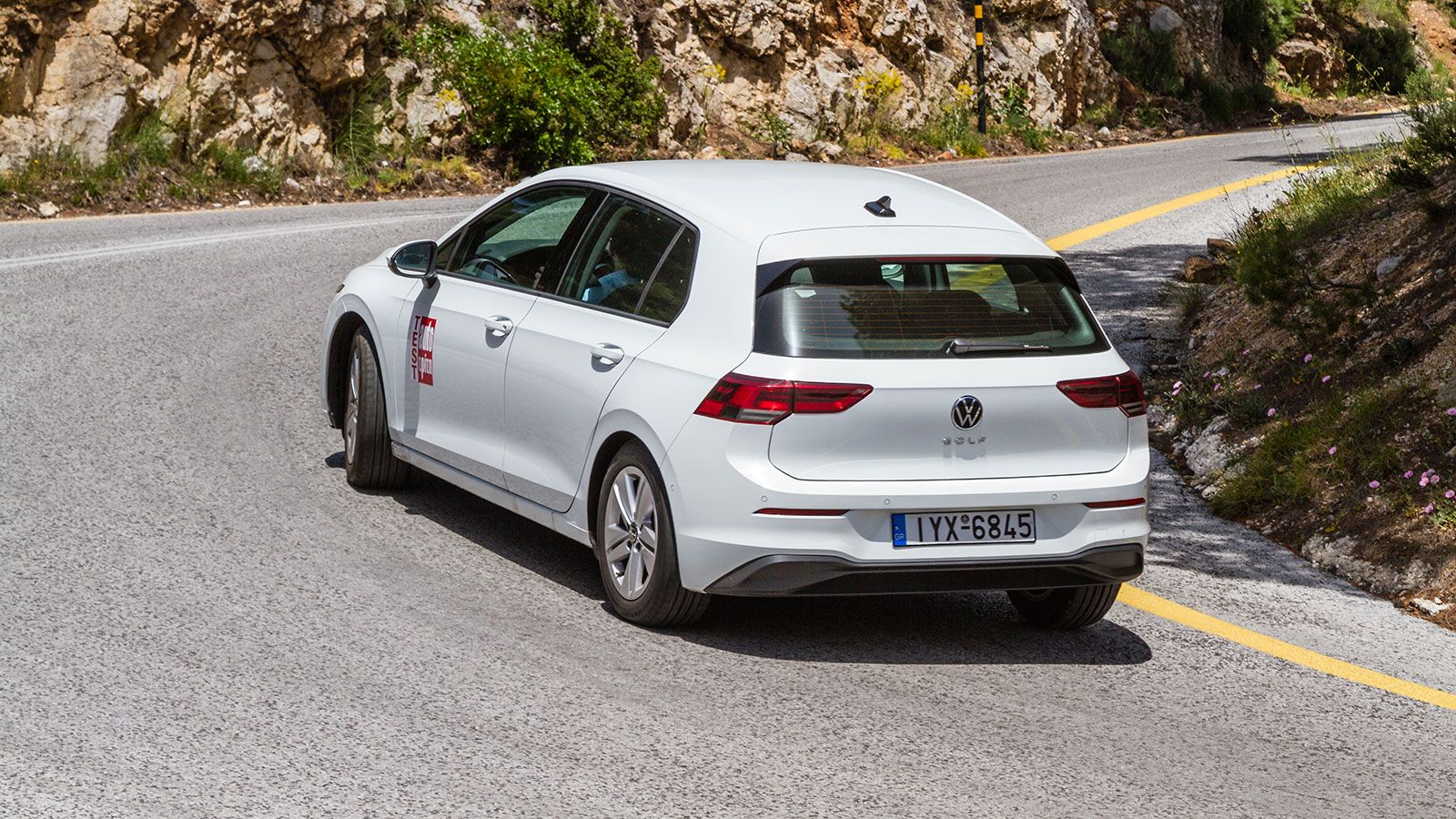 Tο νέο Golf στον αυτοκινητόδρομο παραμένει πεισματικά ήσυχο, ευθύβολο και βιδωμένο στην άσφαλτο δίνοντας μια αίσθηση πως «αιωρείται» στο δρόμο.	