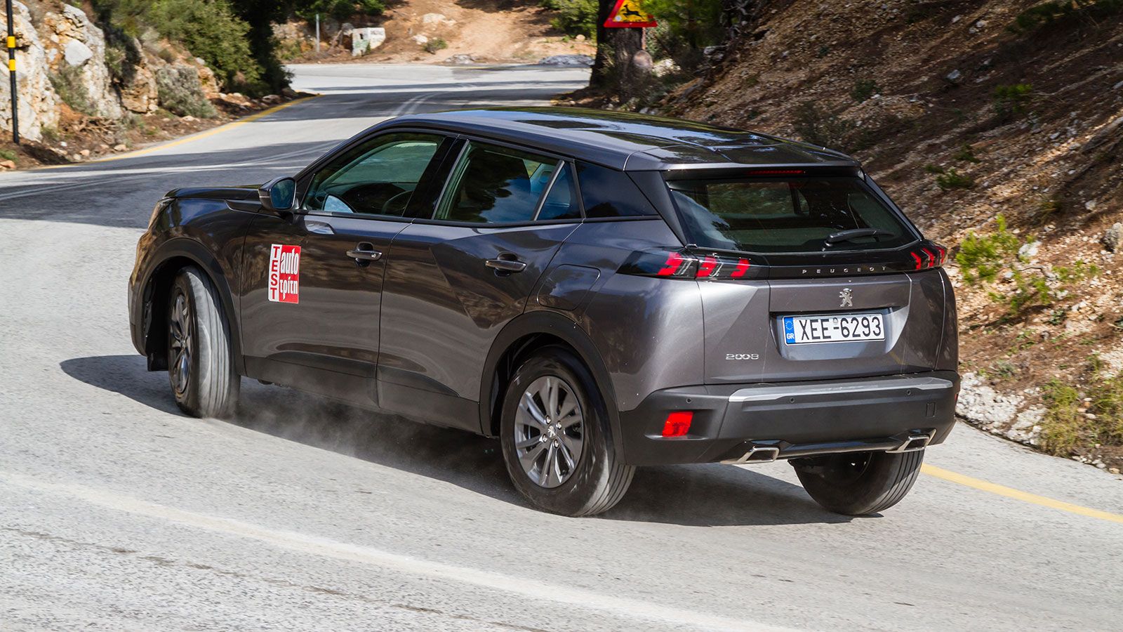 Το Peugeot 2008 επιδεικνύει ένα ισορροπημένο προφίλ και καταφέρνει να έχει σε πρώτο πλάνο τόσο την αποτελεσματικότητα στο στρίψιμο, όσο και την ποιότη