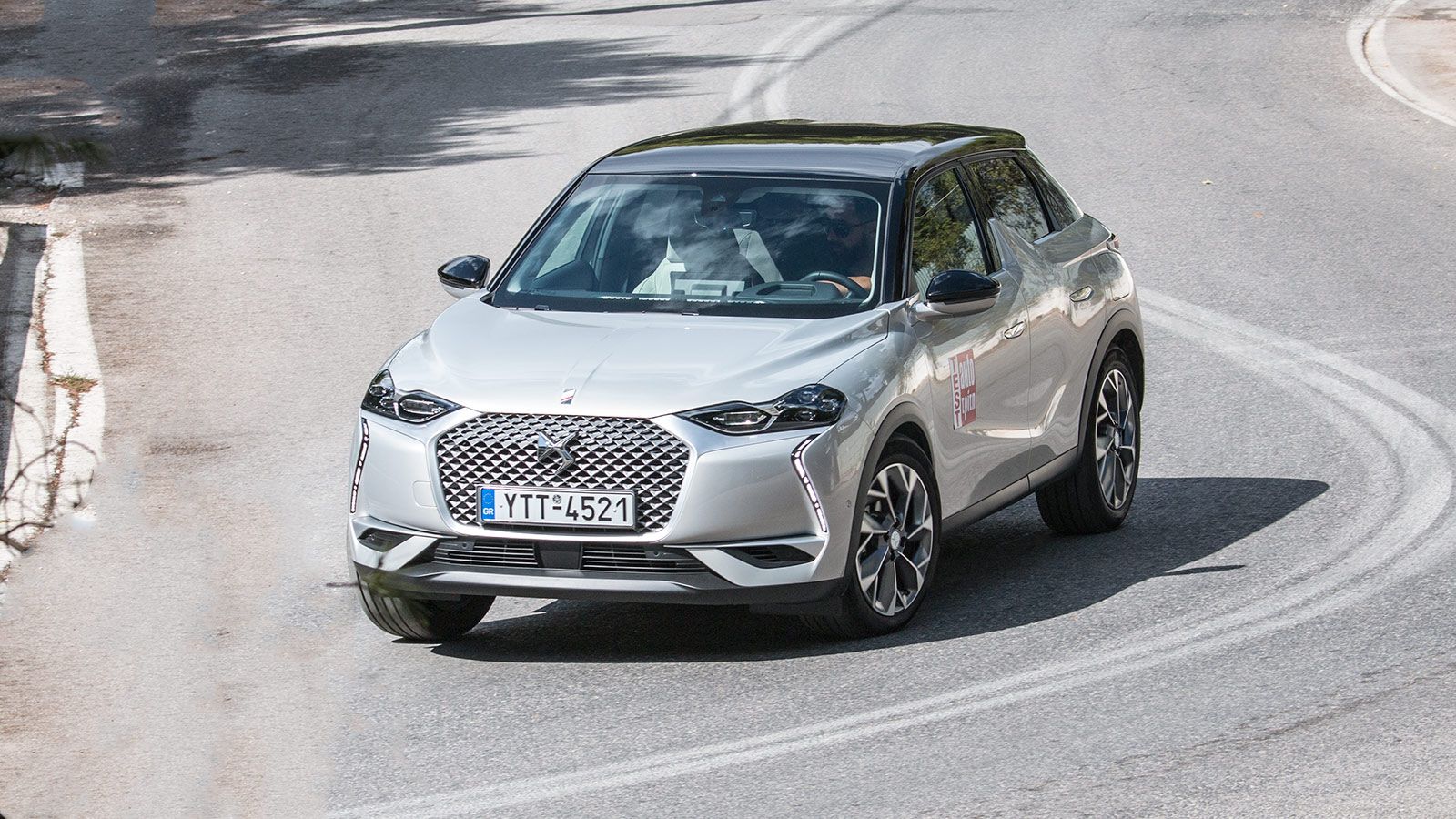 Το DS 3 Crossback E-Tense είναι άνετο και ήσυχο παρά την σφιχτή ρύθμιση της ανάρτησής του.

