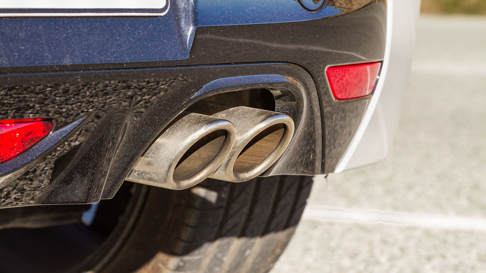 Η εντυπωσιακή σχεδίαση του Peugeot 208, τονίζεται περισσότερο με το πακέτο GT-Line, χάρη στα φρύδια των θόλων, στη διπλή εξάτμιση και στις 17άρες ζάντ