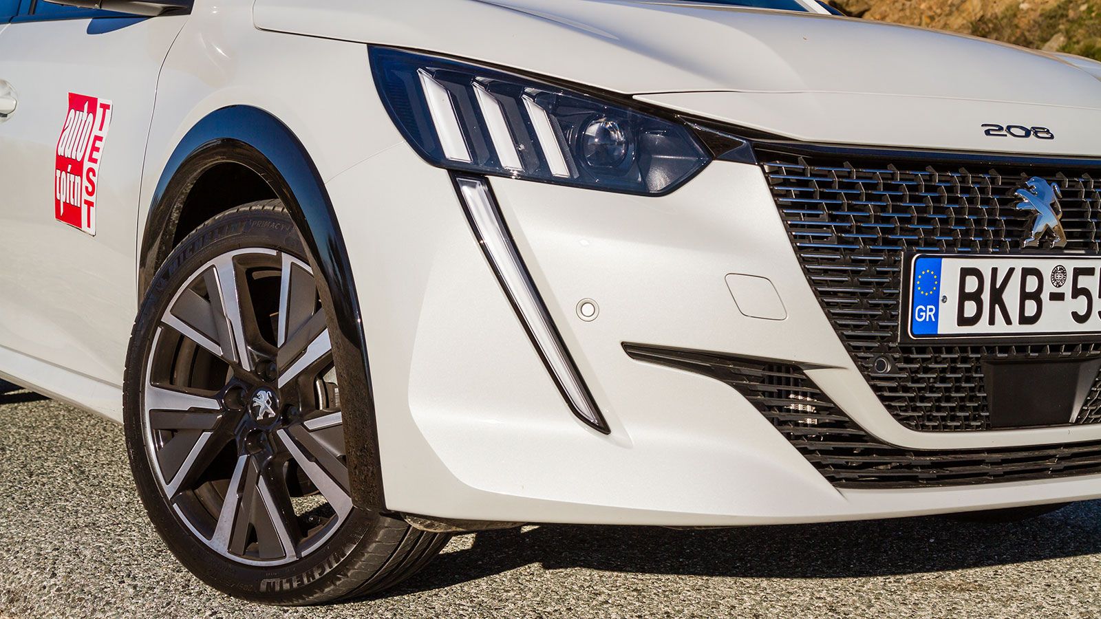 Η εντυπωσιακή σχεδίαση του Peugeot 208, τονίζεται περισσότερο με το πακέτο GT-Line, χάρη στα φρύδια των θόλων, στη διπλή εξάτμιση και στις 17άρες ζάντ