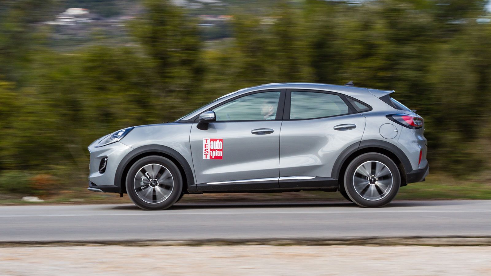 Ο 1.000άρης Ecoboost κινητήρας με τα 125 άλογα σε συνδυασμό με το ήπιο υβριδικό σύστημα τονώνουν τις επιδόσεις, αλλά κυρίως συγκρατούν την κατανάλωση.