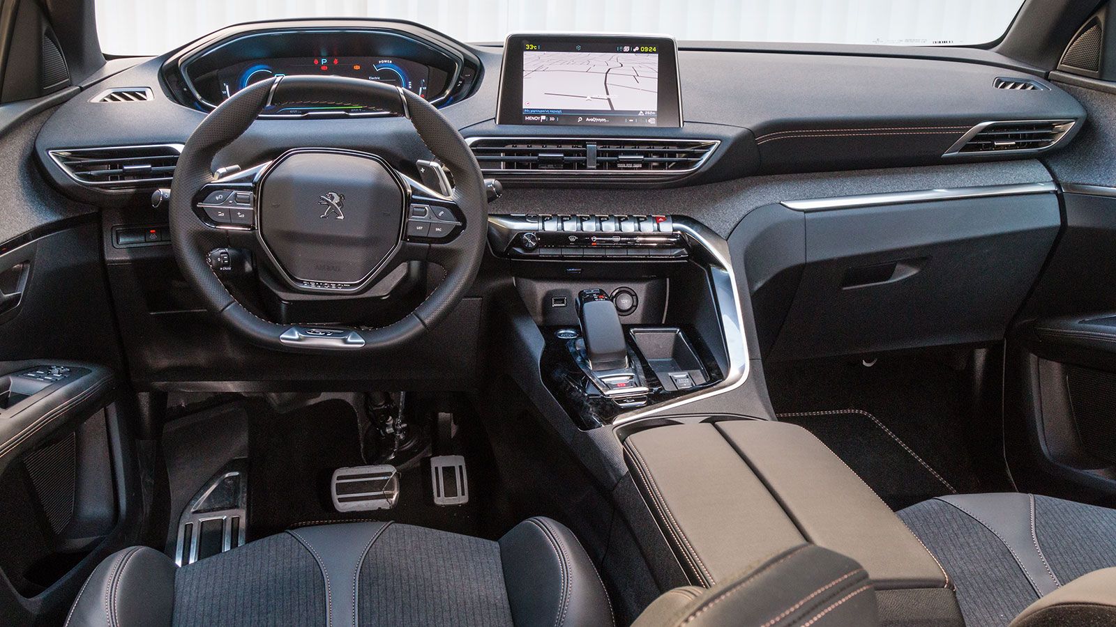 O εσωτερικός διάκοσμος του Peugeot 3008 
Hybrid4 είναι και πάλι ιδιαίτερος και ευχάριστος, προάγοντας σε αυτή την έκδοση το ανεπτυγμένο του τεχνολογι