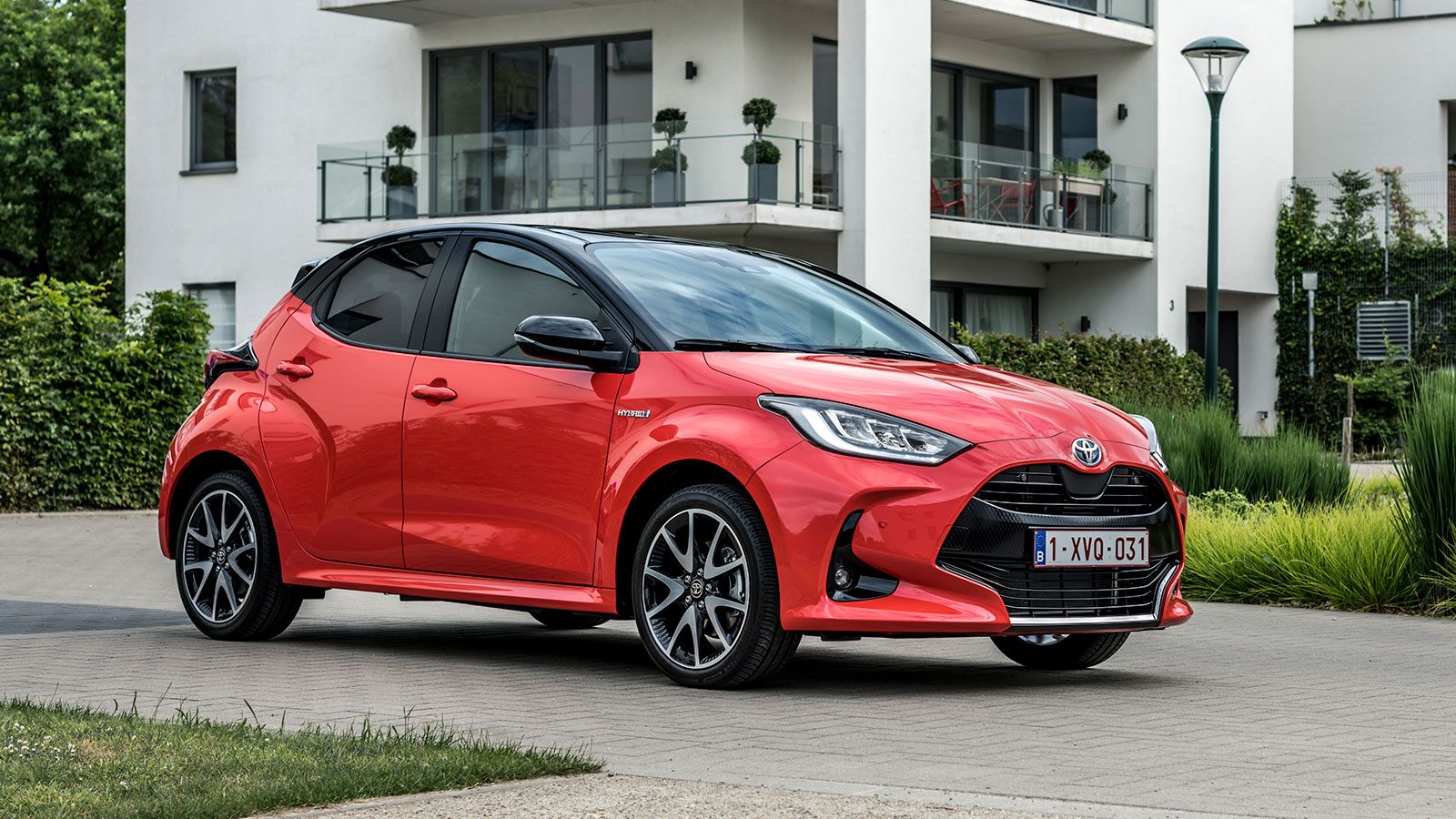 Το νέο Toyota Yaris είναι όμορφο σχεδιαστικά με το 5θυρο αμάξωμά του να εκφράζει έντονο δυναμισμό. 