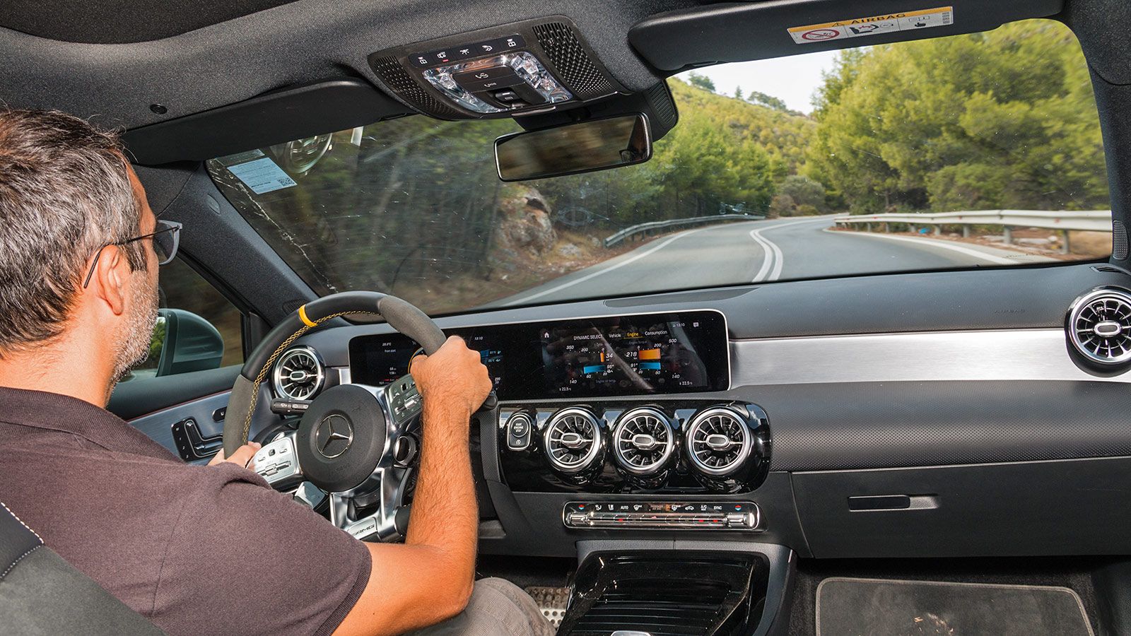 Ο έντονα σπορ διάκοσμος και η εξαιρετική θέση οδήγησης δίνουν στη Mercedes-AMG A45 S τον απαιτούμενο σπορ χαρακτήρα.
