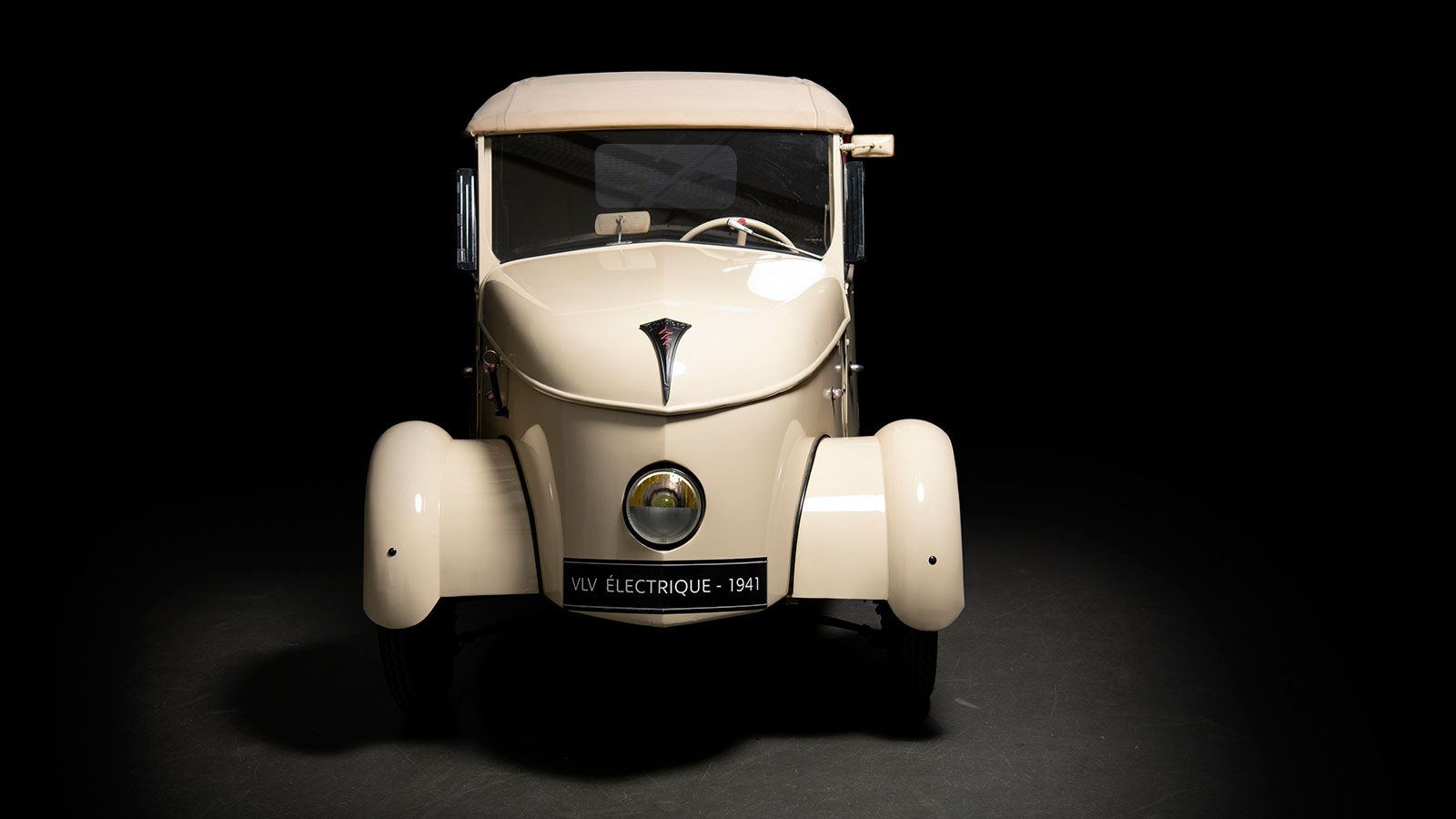 Το 1941 η Peugeot κυκλοφόρησε το πρώτο της ηλεκτρικό όχημα με την ονομασία VLV, ένα μίνι καμπριολέ με δύο θέσεις και αυτονομία 70 
έως 80 χλμ..