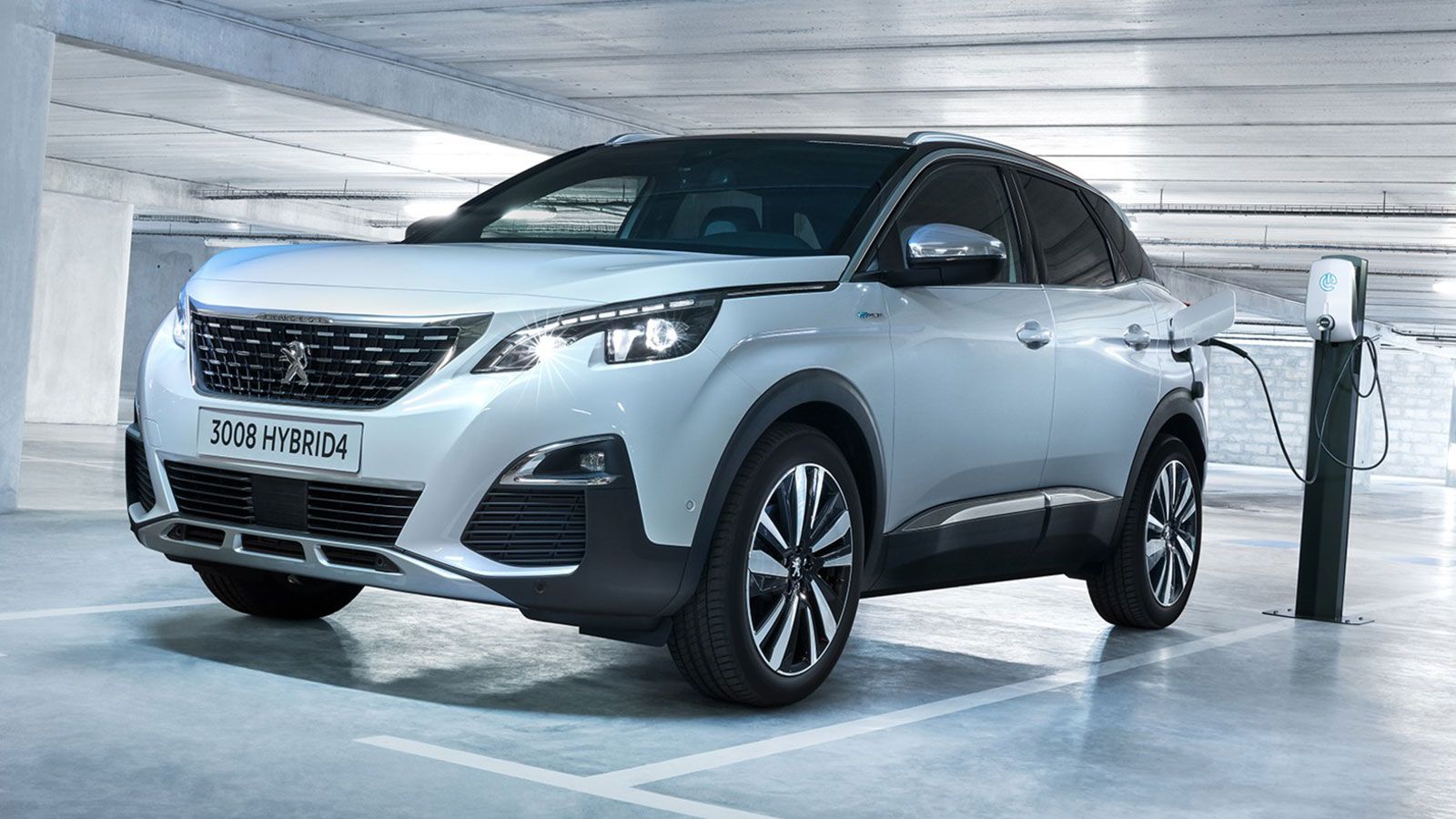 Το Peugeot 3008 Hybrid4 χρησιμοποιεί τον κινητήρα τoυ 1,6 λίτρου PureTech με απόδοση 200 ίππων, ο οποίος συνδυάζεται με 2 ηλεκτρικά μοτέρ, με τη συνολ