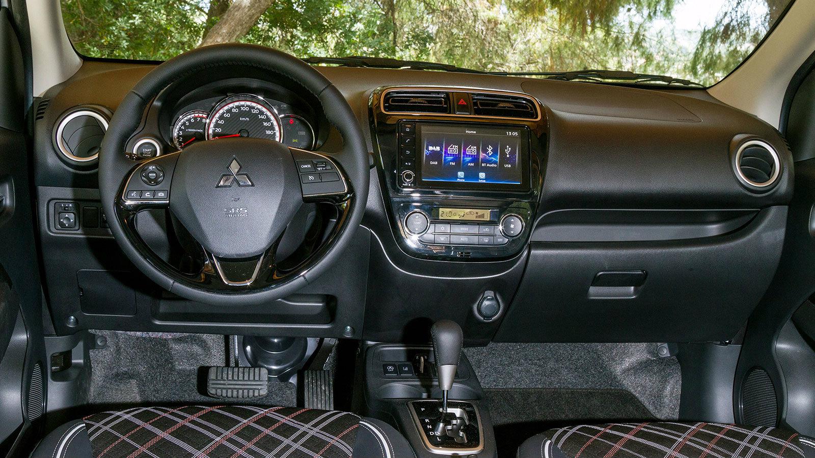 Tο Mitsubishi Space Star είναι καλό ποιοτικά και άρτιο εργονομικά ενώ παρά το μουντό του διάκοσμο, η εικόνα του είναι ευχάριστη. 
