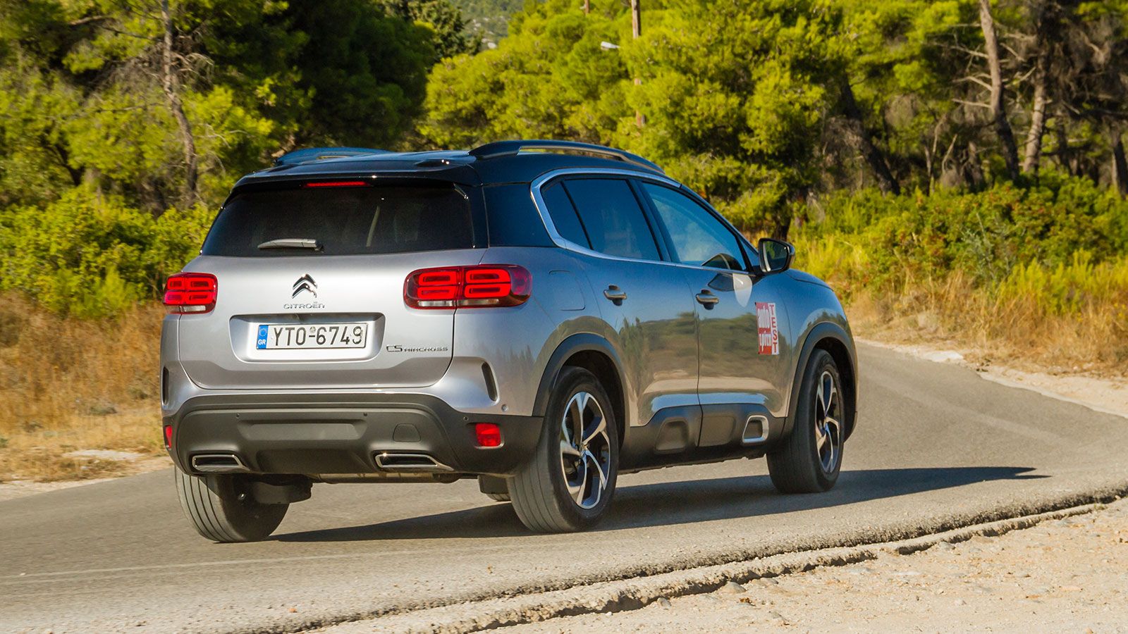 Το C5 Aircross με την εξαιρετικά απορροφητική ανάρτηση και τη σούπερ ηχομόνωση όχι μόνο δεν βροντάει ή κοπανάει, αλλά δίνει μια… αφρώδη αίσθηση 