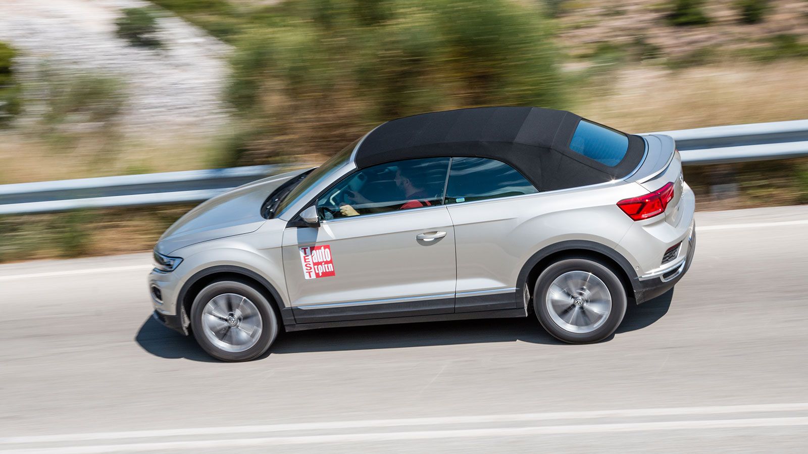 Στα ατού του VW T-Roc Cabriolet είναι πως ακόμα και σε υψηλές ταχύτητες η οροφή ούσα κλειστή δεν «μπαλονιάζει» δείχνοντας πως έπιασε τόπο η σκέψη των 