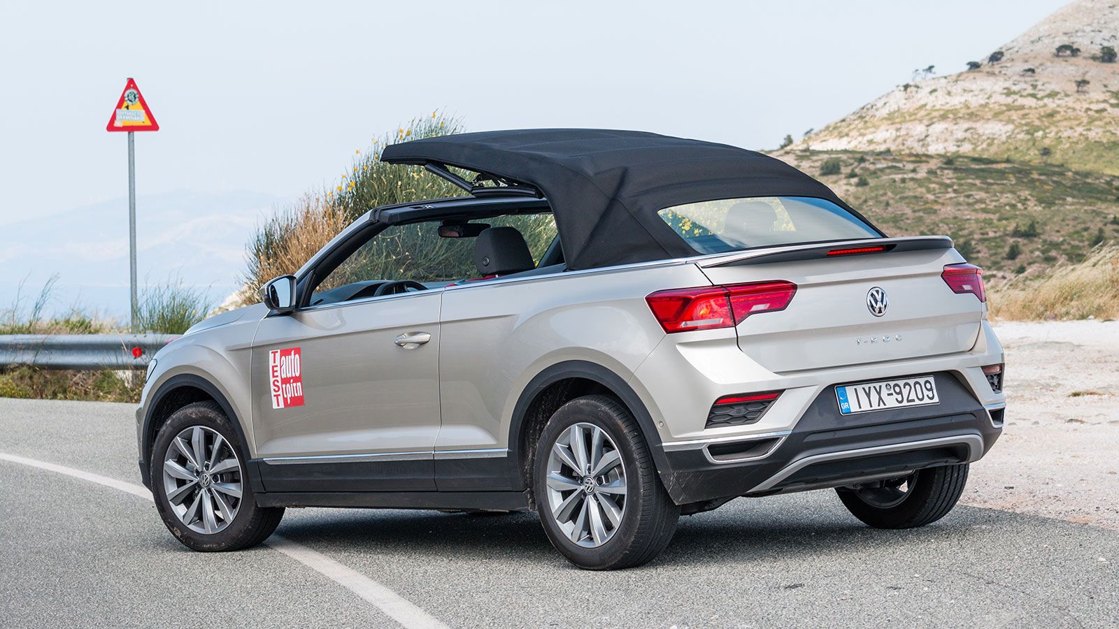 H αφαίρεση της κανονικής οροφής έχει αλλάξει σαφώς τις αναλογίες του T-Roc Cabriolet, ενώ και το μήκος έχει αυξηθεί κατά 34 χλστ. (4.268 χλστ.) σε σχέ