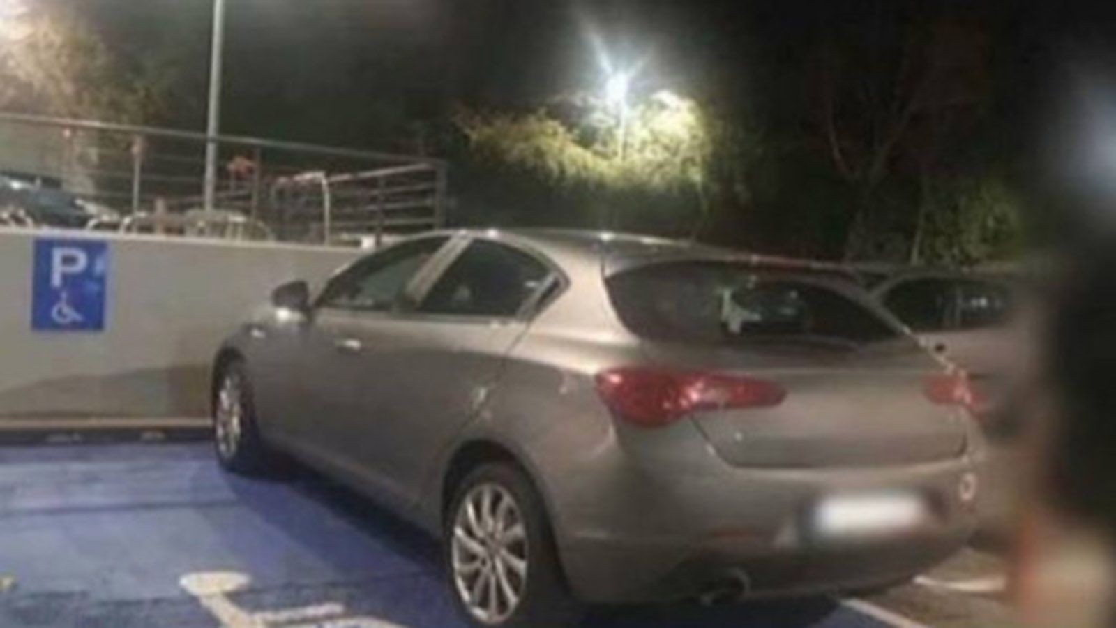 Ζητάει αποζημίωση γιατί τον είδαν να παρκάρει θέση ΑμεΑ