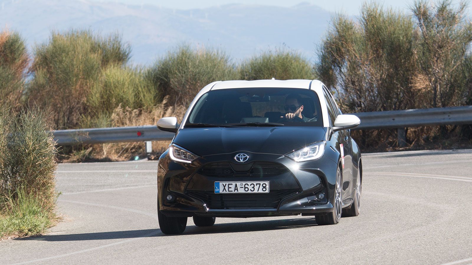 Toyota Yaris: Να το αγοράσω σε βενζίνη ή υβριδικό;