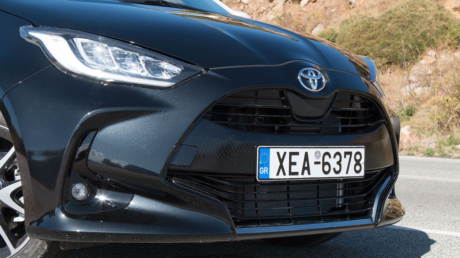 Toyota Yaris: Να το αγοράσω σε βενζίνη ή υβριδικό;