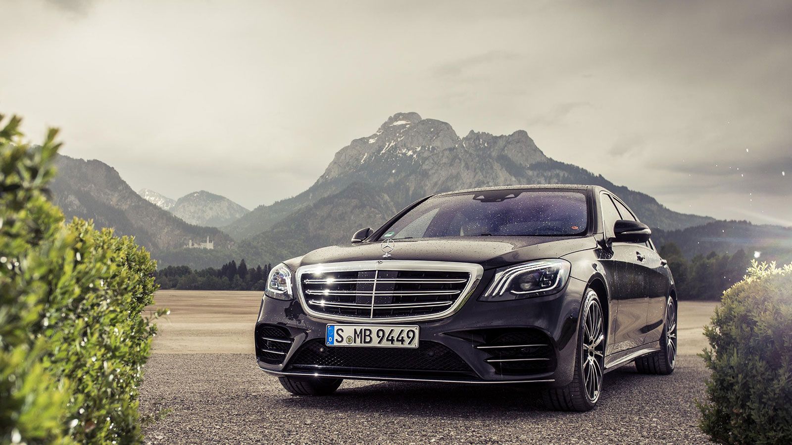 Η έκτη γενιά της Mercedes S-Class παρουσιάστηκε το 2013 και κατά την αποκάλυψη της γνωστοποιήθηκε ότι, κάτω από συγκεκριμένες συνθήκες, το αυτοκίνητο 