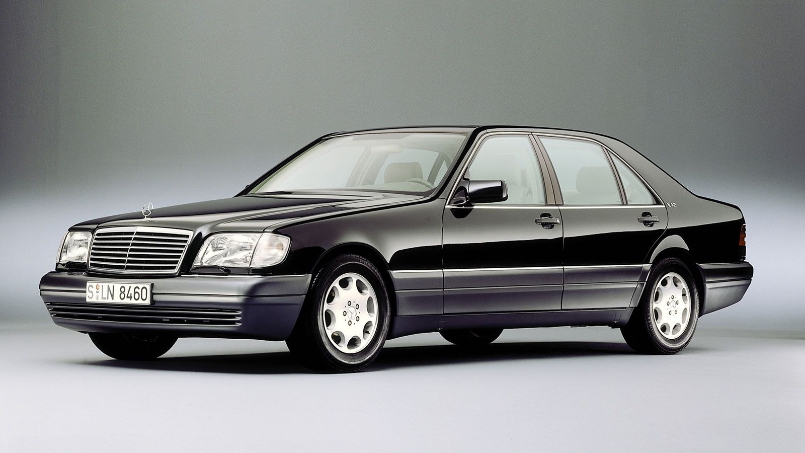 Η τρίτη γενιά Mercedes S-Class έκανε το επίσημο ντεμπούτο της στην έκθεση της Γενεύης το 1991 και, τέσσερα χρόνια αργότερα, εξοπλίστηκε με το σύστημα 