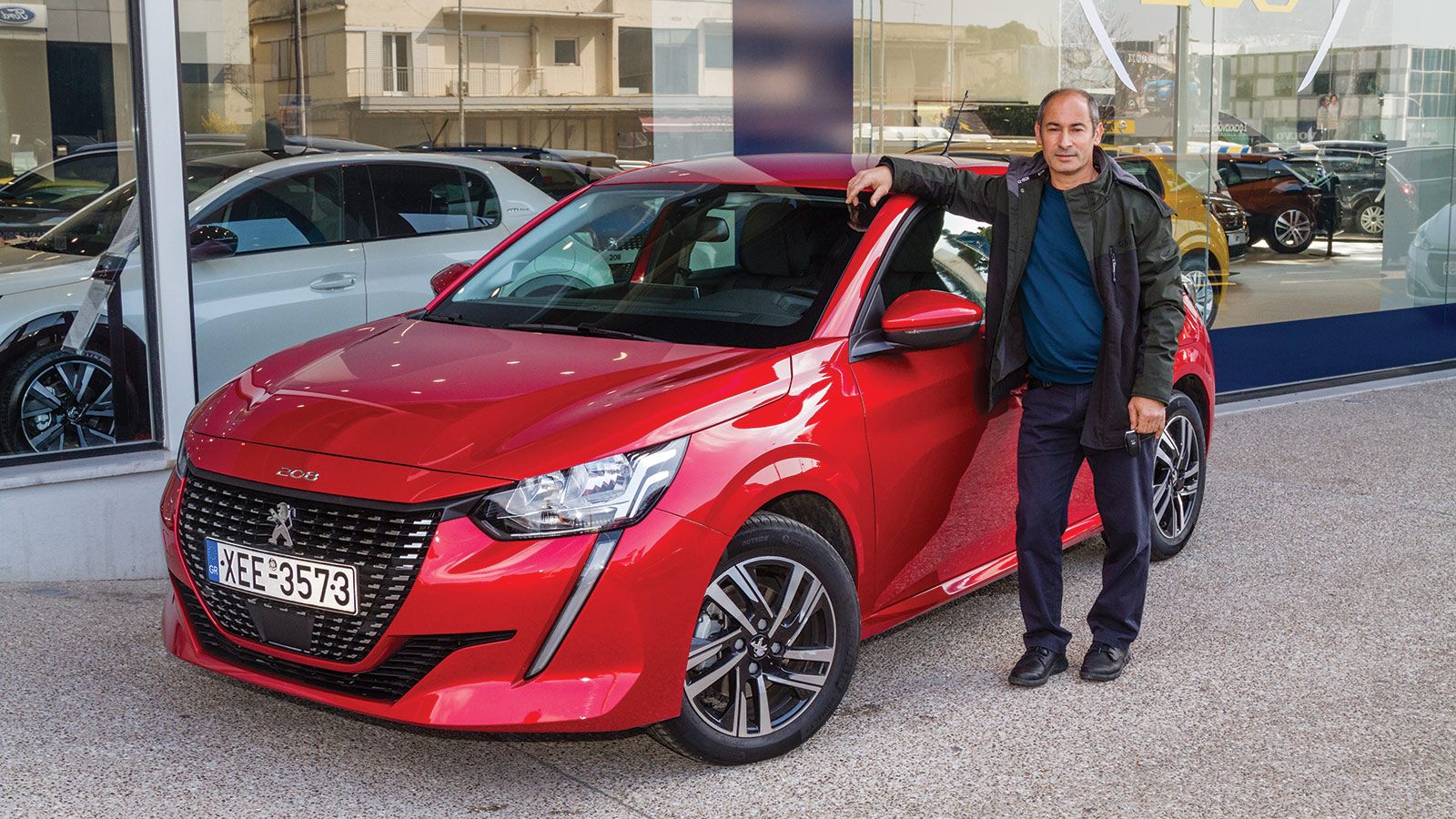 ο Χανιώτης νικητής του Peugeot 208 κ. Κώστας, μαζί με το δώρο του.