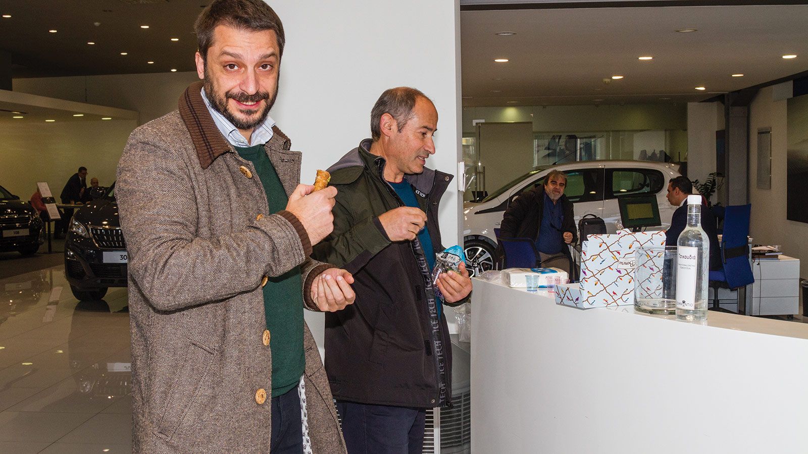 Διπλό κέρασμα: και στην αντιπροσωπεία της Peugeot αλλά και στα γραφεία μας: ο κ. Μπαλαντινάκης (δεξιά) είχε φέρει τα κατάλληλα εργαλεία για να γλυκάνε
