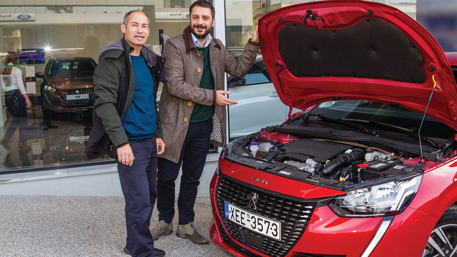 Ο Κωνσταντίνος Μήτσου, από τη σύνταξη του AutoΤρίτη εξηγεί στον κ. Μπαλαντινάκη ορισμένα από τα τεχνικά στοιχεία του δώρου. Με 100 υπερτροφοδοτούμενου