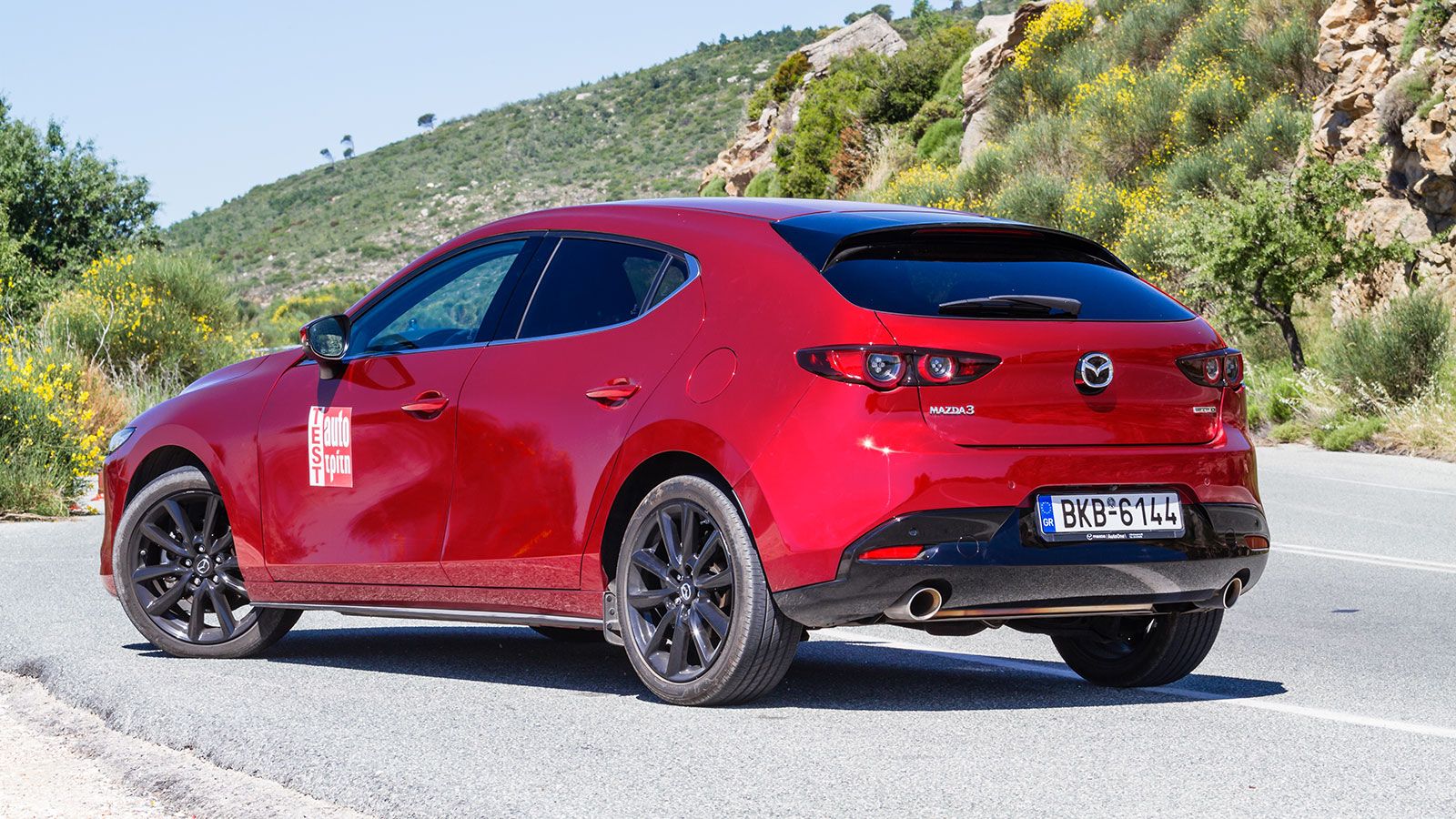 Mόνο το λόγοτυπο Skyactiv-X μαρτυρά την επανάσταση που κρύβεται κάτω από το μπροστινό καπό του καλλίγραμμου Mazda3.