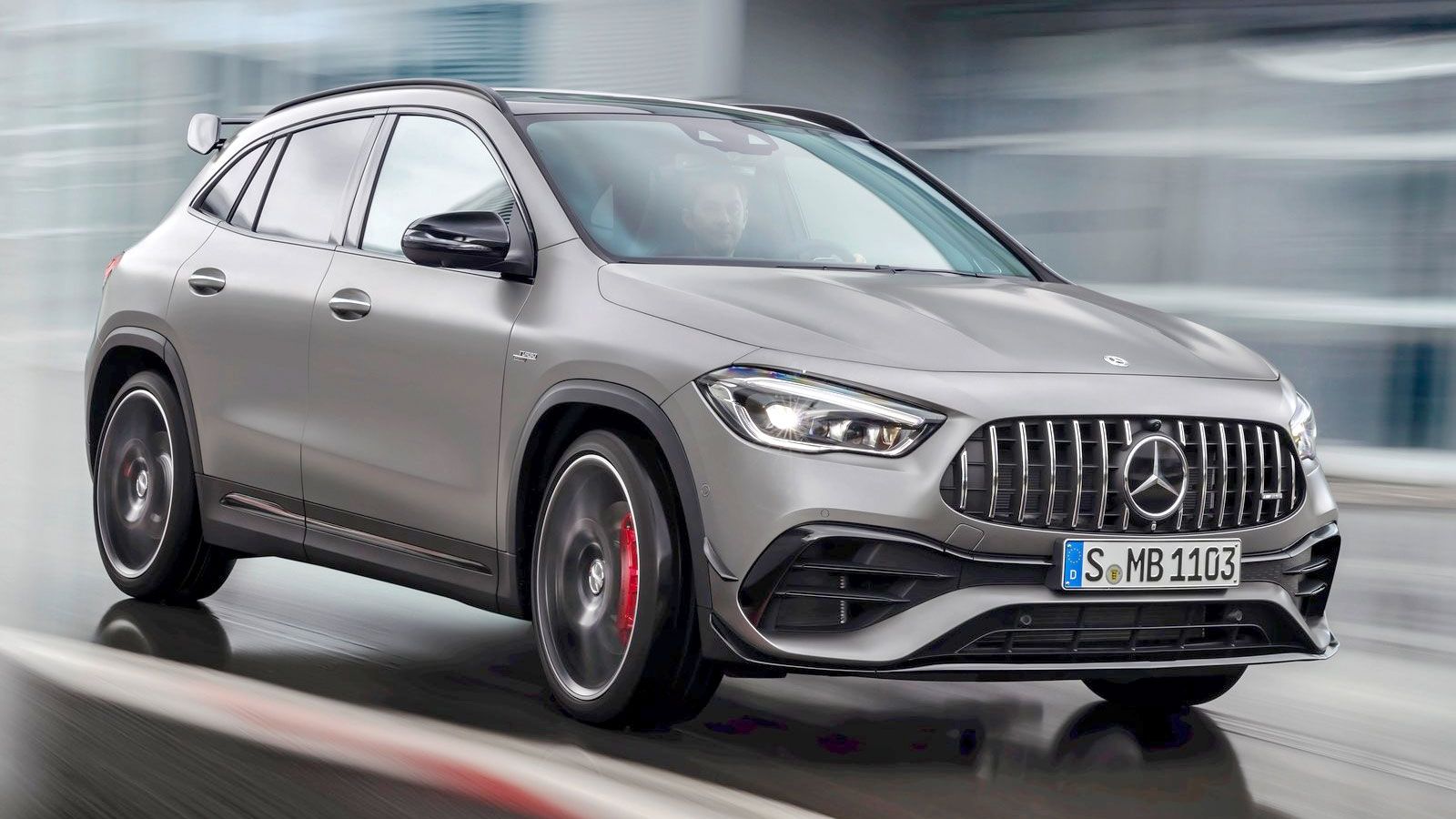 Οι εκδόσεις AMG είναι εστιασμένες στο δυναμισμό, φέροντας διαφοροποιήσεις στα μηχανικά μέρη του οχήματος, 
όπως οι αναρτήσεις.