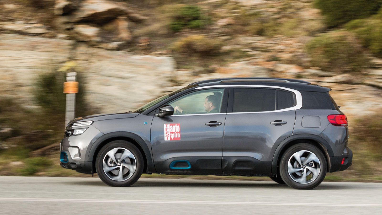 Η Plug-in έκδοση του Citroen C5 Aircross ξεχωρίζει από τις βαμμένες λεπτομέρειες στο νέο Anodised Blue χρώμα σε μπροστινό προφυλακτήρα και πλευρικά Ai