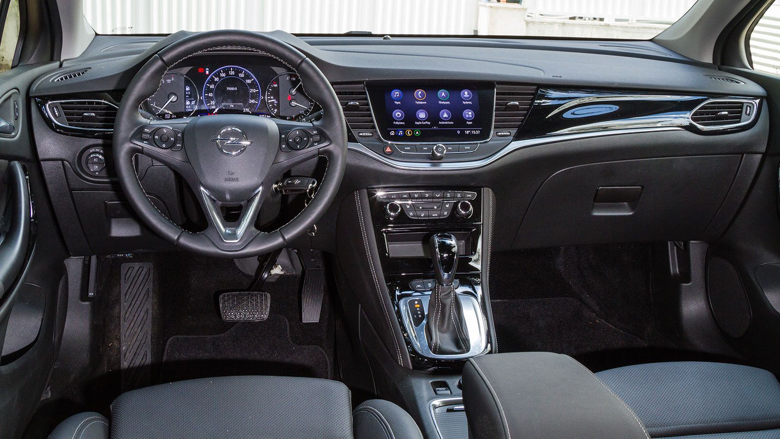 Στο εσωτερικό οι αλλαγές του ανανεωμένου 
Opel Astra έχουν να κάνουν περισσότερο
με την αναβάθμιση του λογισμικού στο 
infotainment και το νέο πίνα