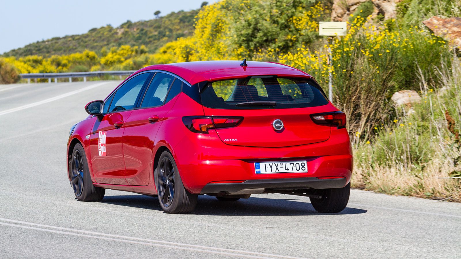 Με το αυτόματο κιβώτιο των 9 σχέσεων το diesel Astra των 122 ίππων χάνει κυρίως σε κατανάλωση, κερδίζει όμως σε άνεση και ευκολία. Η επιλογή έχει να κ