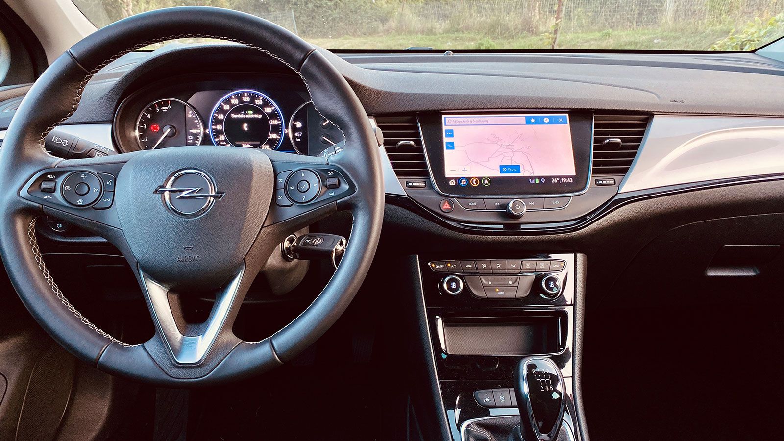 Στο εσωτερικό ξεχωρίζει το αναβαθμισμένο, πρακτικό infotainment και ο νέος ημι-ψηφιακός πίνακας οργάνων. ¶νετα τα καθίσματα για μακρινά ταξίδια (τρεις