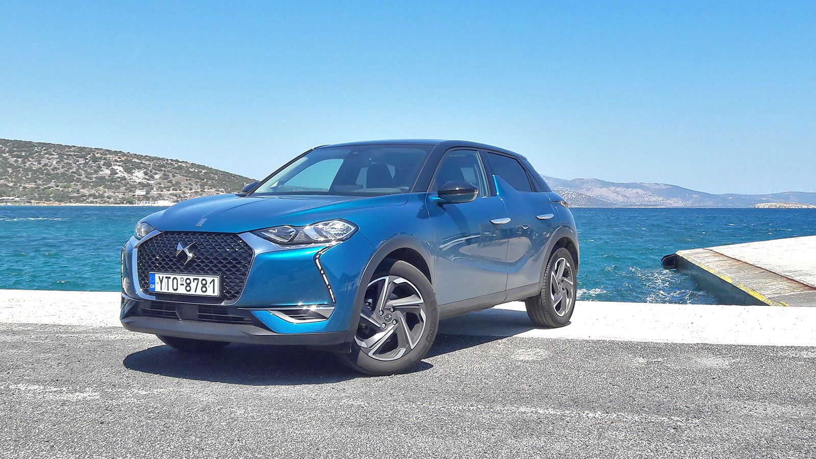 Το DS 3 Crossback σε παρασύρει χάρη στην avant guard αισθητική του, με τη χαρακτηριστική, εξαγωνική «πλεχτή» μάσκα στο μπροστινό μέρος.	